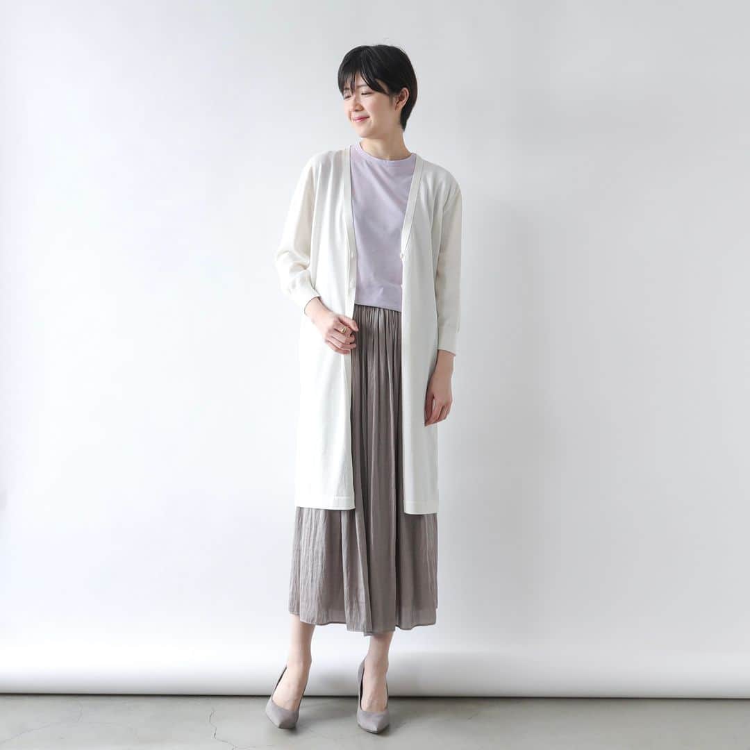 Factelier(ファクトリエ)さんのインスタグラム写真 - (Factelier(ファクトリエ)Instagram)「【さらっと涼しく紫外線＆冷房対策！日本の夏にぴったりの”和紙”を使ったカーディガン】 . 紫外線や冷房、ボディライン対策に欠かせないロングカーディガン。 . ですが、最近の日本の猛暑では羽織を着るのがしんどくなる時も… でもカットソーだけでは心もとない… . そんなお悩みをお持ちの方に、気持ちよくお召しいただけるカーディガンが完成しました！ . 使った素材は「和紙」。 . 障子にも使われているほど優れた調湿性をもつ和紙素材を使ったこのカーディガンは、湿度の高い日本の夏でもさらっと涼しく着られる1着です。 . さらに、和紙には消臭・UVカットなど夏のお悩みを解決する機能がたくさん備わっているんですよ！ . . <特徴> . ■和紙でシャリシャリ・さらさら 　汗をかいても爽やか . ■毛玉になりづらく 　お洗濯もOK！ . ■ロングカーデなのに軽い！ 　エアリーな着心地 . ■紫外線カット 　＆消臭効果も！ . ■羽織るだけでおしゃれに 　こだわりのディティール . . ▶︎清涼和紙ライトカーディガン color：ホワイト、ネイビー、ブルー size：フリー price：￥18,920 . . ---------- 語れるもので日々を豊かに . ファクトリエはメイドインジャパンの工場直結ファッションブランドです。 職人の情熱と最高の技術がつまった、人に語りたくなるものを長く大切に使ってもらいたい、そんな想いと共に語れる本物をお届けします。 . ▽公式サイトはプロフィールのURLから @factelier . #ファクトリエ #factelier #メイドインジャパン #日本製 #ベーシック #良いものを長く #クラフトマンシップ #語れるもので日々を豊かに #和紙 #和紙糸 #和紙素材 #和紙ニット #和紙カーディガン #軽いカーディガン #涼しいカーディガン #ロングカーディガン #ロングカーデ #夏用カーディガン #UV対策 #洗えるカーディガン #ウォッシャブルカーディガン #川島ニット #五泉ニット」7月1日 20時00分 - factelier