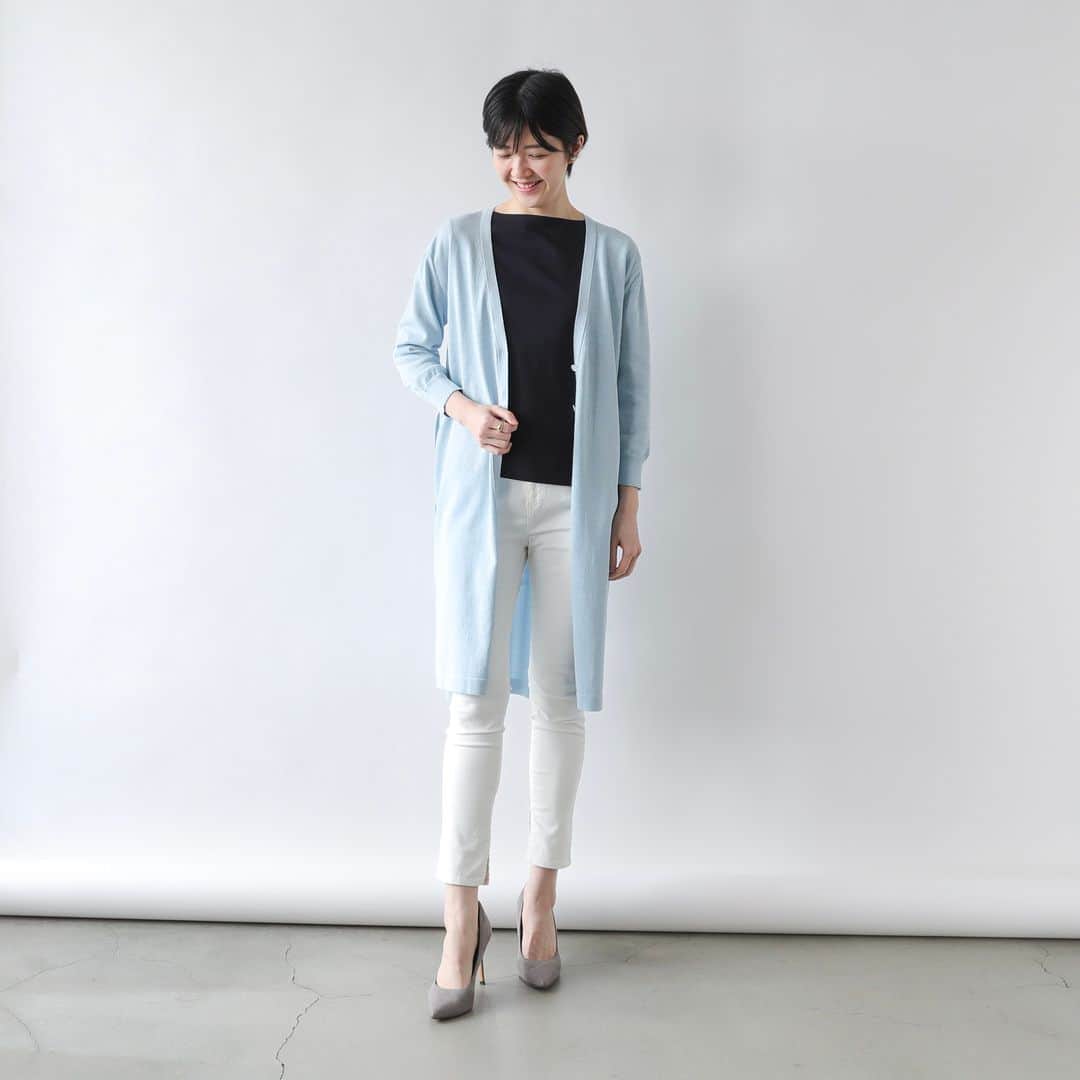 Factelier(ファクトリエ)さんのインスタグラム写真 - (Factelier(ファクトリエ)Instagram)「【さらっと涼しく紫外線＆冷房対策！日本の夏にぴったりの”和紙”を使ったカーディガン】 . 紫外線や冷房、ボディライン対策に欠かせないロングカーディガン。 . ですが、最近の日本の猛暑では羽織を着るのがしんどくなる時も… でもカットソーだけでは心もとない… . そんなお悩みをお持ちの方に、気持ちよくお召しいただけるカーディガンが完成しました！ . 使った素材は「和紙」。 . 障子にも使われているほど優れた調湿性をもつ和紙素材を使ったこのカーディガンは、湿度の高い日本の夏でもさらっと涼しく着られる1着です。 . さらに、和紙には消臭・UVカットなど夏のお悩みを解決する機能がたくさん備わっているんですよ！ . . <特徴> . ■和紙でシャリシャリ・さらさら 　汗をかいても爽やか . ■毛玉になりづらく 　お洗濯もOK！ . ■ロングカーデなのに軽い！ 　エアリーな着心地 . ■紫外線カット 　＆消臭効果も！ . ■羽織るだけでおしゃれに 　こだわりのディティール . . ▶︎清涼和紙ライトカーディガン color：ホワイト、ネイビー、ブルー size：フリー price：￥18,920 . . ---------- 語れるもので日々を豊かに . ファクトリエはメイドインジャパンの工場直結ファッションブランドです。 職人の情熱と最高の技術がつまった、人に語りたくなるものを長く大切に使ってもらいたい、そんな想いと共に語れる本物をお届けします。 . ▽公式サイトはプロフィールのURLから @factelier . #ファクトリエ #factelier #メイドインジャパン #日本製 #ベーシック #良いものを長く #クラフトマンシップ #語れるもので日々を豊かに #和紙 #和紙糸 #和紙素材 #和紙ニット #和紙カーディガン #軽いカーディガン #涼しいカーディガン #ロングカーディガン #ロングカーデ #夏用カーディガン #UV対策 #洗えるカーディガン #ウォッシャブルカーディガン #川島ニット #五泉ニット」7月1日 20時00分 - factelier