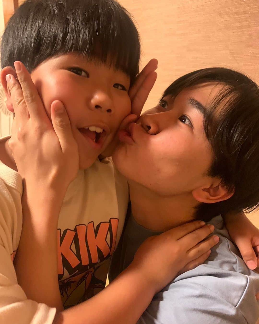 鈴木福さんのインスタグラム写真 - (鈴木福Instagram)「先日、弟の楽が10歳になりました！  もう10歳か〜 ハリーポッターに憧れて、将来は魔法使いになりたいと言っているので、なれるように頑張ってほしいです！  #鈴木楽 #鈴木福 #兄弟」7月1日 20時09分 - s_fuku_te