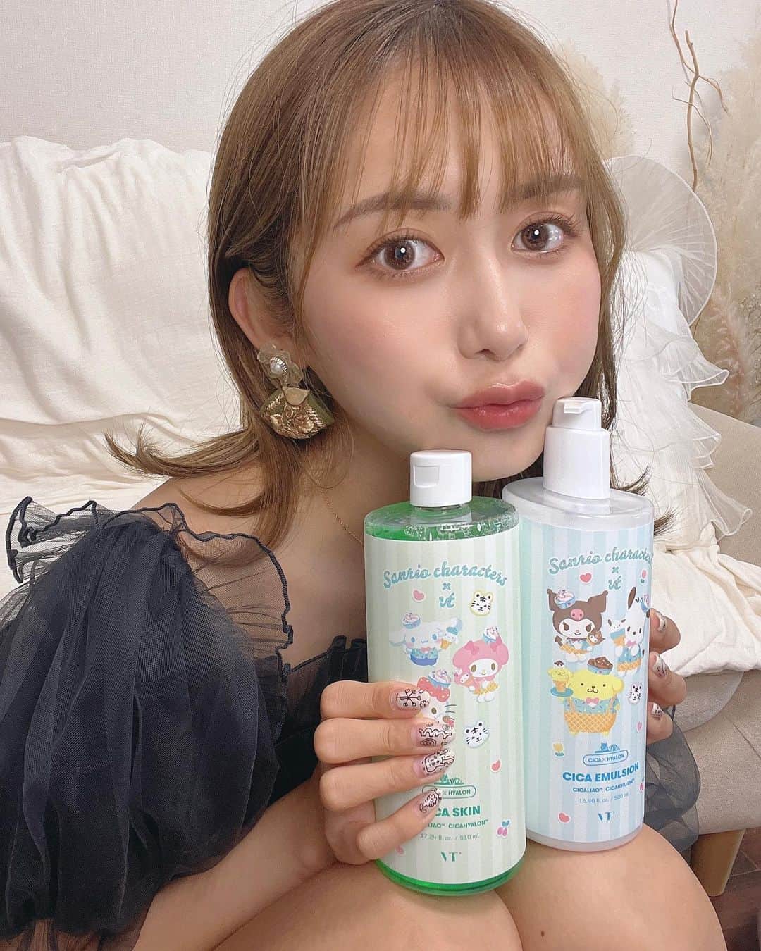 後藤佑紀のインスタグラム：「🩵 本日7/1から毎度大人気のVT x サンリオキャラクターズ 限定版コラボパッケージから新しいパッケージが 数量限定で販売されました🛀🫧  🩵CICAスキン 🩵CICAエマルジョン  パッケージかわいい😍 日焼けすると敏感肌＆乾燥肌になるからCICAスキンを たっぷり使ってパックしています🫧 CICAエマルジョンは軽めのテクスチャーで ベタベタしないから夏にピッタリ🥹🍧 大容量だから全身にバシャバシャ使えるのが嬉しいよね🦌  #VTxサンリオキャラクターズ_限定版 #夏のスキンケア #パケ買い #肌荒れケア #サンリオ #sanrio #スキンケア #化粧水 #美容 #日焼けケア #大容量 #VTコスメ #1日1CICA」