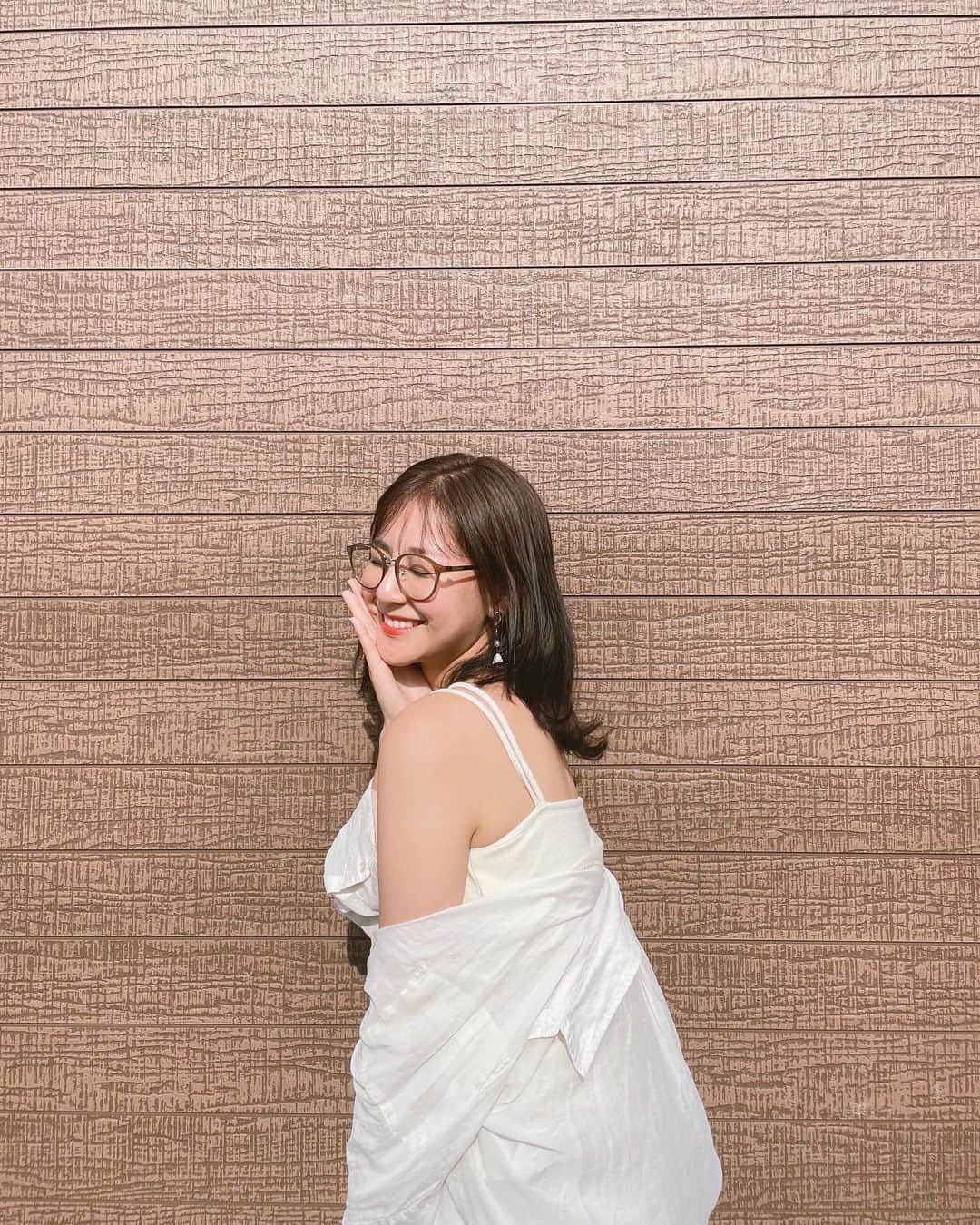 かーなーのインスタグラム：「． ． 28歳になりました🎂🎂 朝から鳴り止まない通知に幸せを感じながら 側にいる家族、仲間、わたしを見つけて、応援してくれてるみなさんへ感謝でいっぱいの誕生日です🫱🏽‍🫲🏻 ⁡ あっという間に28歳…！ アーティストとして、ママとして、1人の女性として。 新しい景色を見に行く1年にしたいと思います🫱🏽‍🫲🏻 ⁡ 28歳の奏絵もよろしくお願いします🎂🤍⁡ ⁡ #奏絵」