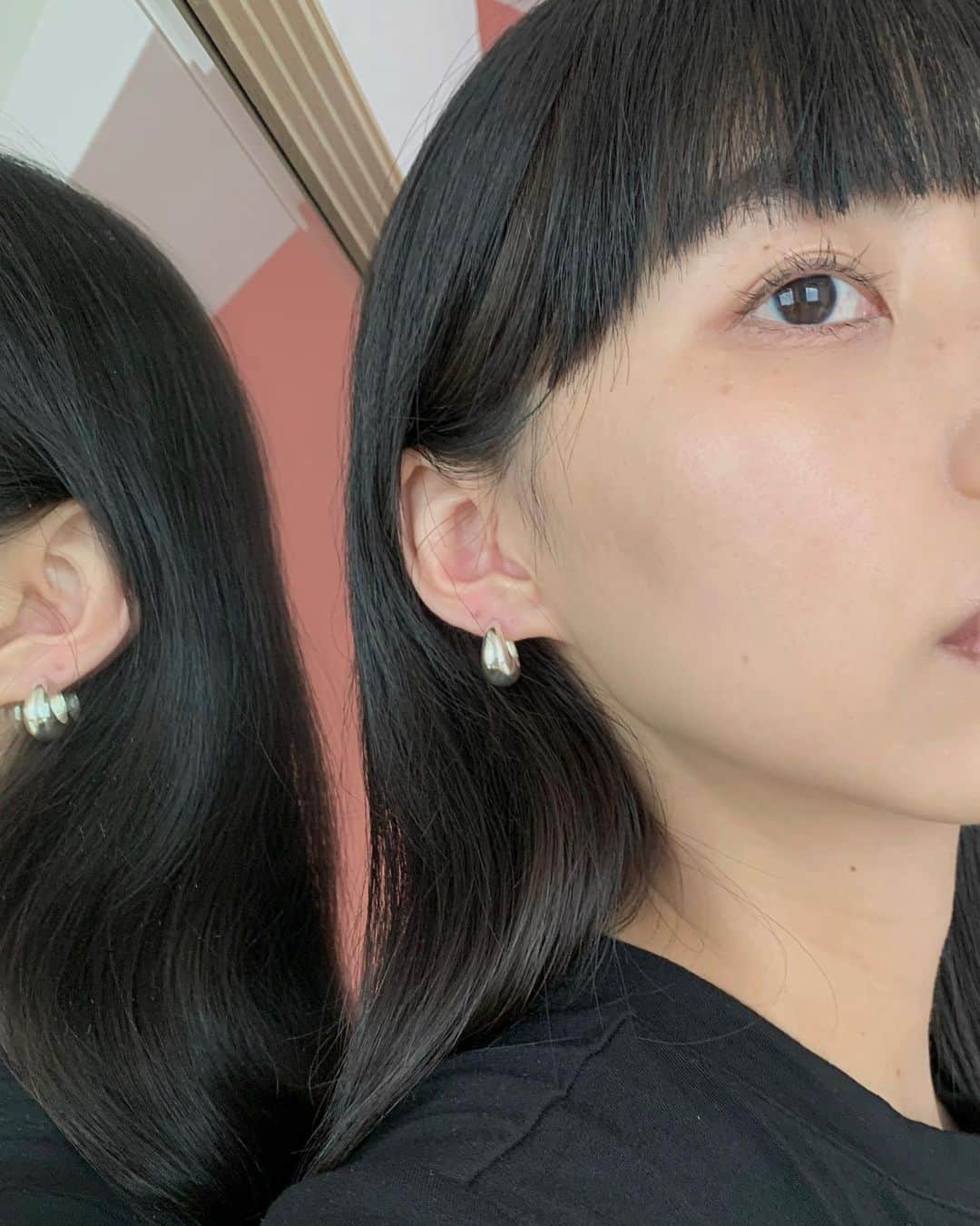 Shiho Sasakiのインスタグラム：「アクセサリーは専らsilver派！  その中でも、シンプルなドロップモチーフのピアスは 最近のヘビロテアクセのひとつ💎 キャッチ無しのワンタッチデザインってところも好きだなー♡  #dauthersjewely」