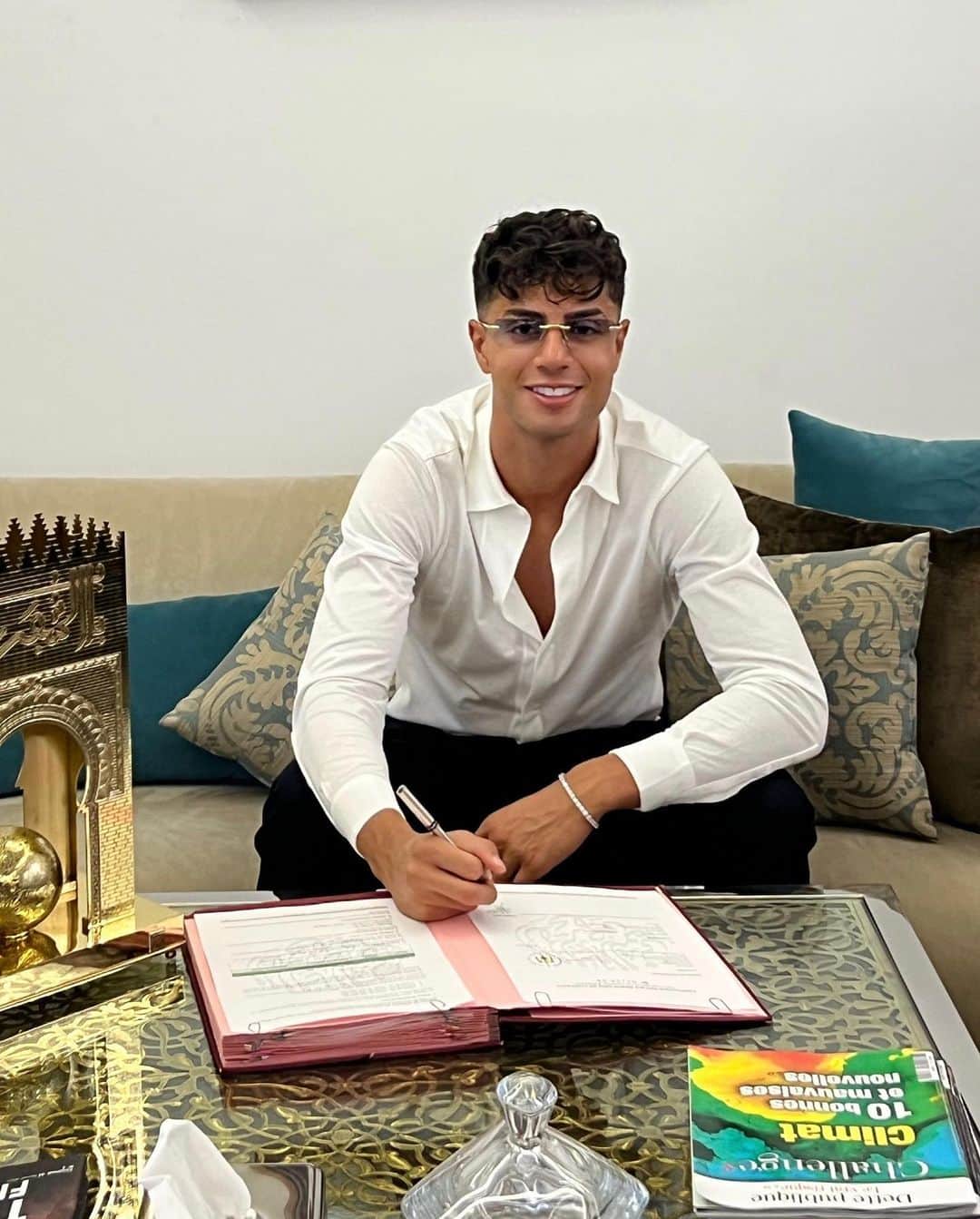 アキム・マストゥールのインスタグラム：「Home 👑 Very happy and honored to have signed for the Royal Morocco team and can't wait to start this new chapter. I will give absolutely everything I have to help this team win and achieve our goals. I want to thank the people who made this reality and who will accompany me on this journey. This is my family.  ‎الله يبارك فعمر سيدي  Home 👑  Molto contento e onorato di aver firmato per la squadra Reale del Marocco e non vedo l’ora di iniziare questo nuovo capitolo. Darò assolutamente tutto quello che ho per aiutare questa squadra a vincere e a raggiungere i nostri obbiettivi.  Voglio ringraziare le persone che hanno reso questo realtà e che mi accompagneranno in questo viaggio.  Questa è la mia famiglia.  الله يبارك فعمر سيدي」