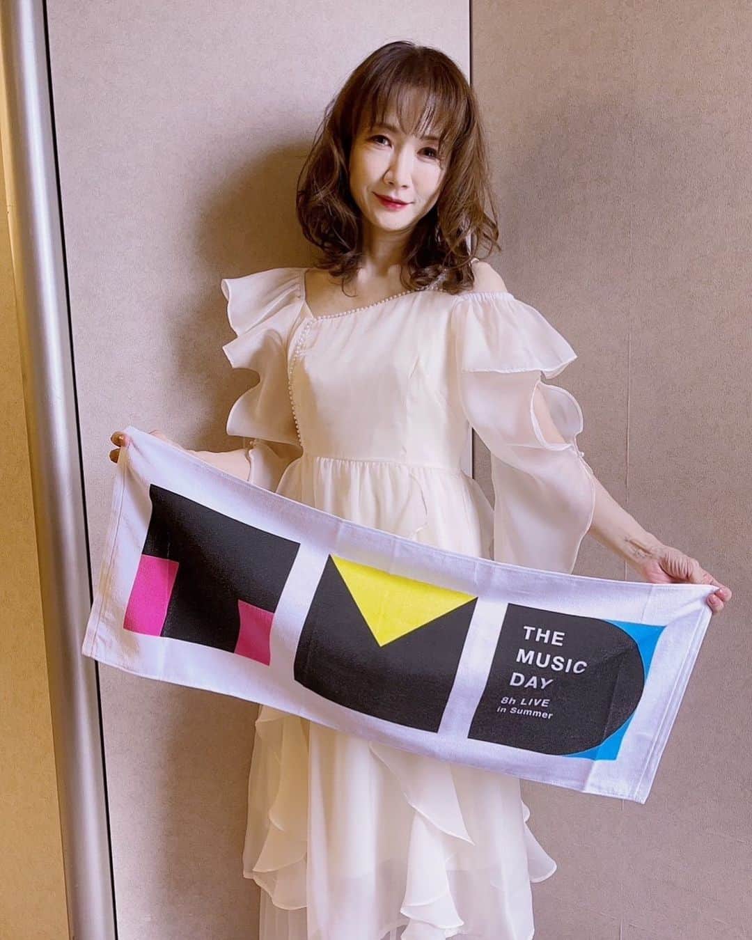 平松愛理のインスタグラム：「⁡ 　日本テレビ系『THE MUSIC DAY』幕張メッセで歌いました。 このあと引き続き午後10時54分まで生放送されます。 総合司会は櫻井翔さん、今年のテーマ「あなたを変えた音」をコンセプトに「人生を変えた音楽」が次々と登場するので皆さんお楽しみに✨  ⁡ @musicday_official #themusicday  #平松愛理」