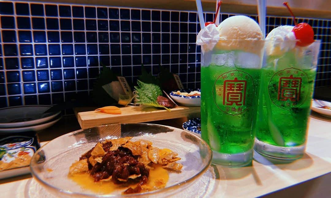 のインスタグラム：「最近は友人と初めて馬肉を食べたりネイルを変えたり、15分で洗い流すはずの泥パックをしたまま寝ちゃって顔パリパリになったりしていたよ✌︎ ネイルの投稿って、手！って感じになるから模索中…  #最近」