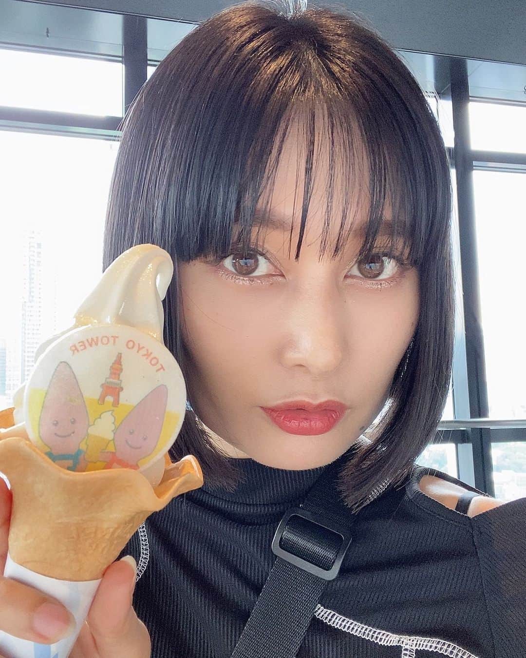 佐藤乃莉のインスタグラム：「コレが目に入らぬかw  #東京タワー#ソフトクリーム#真顔」