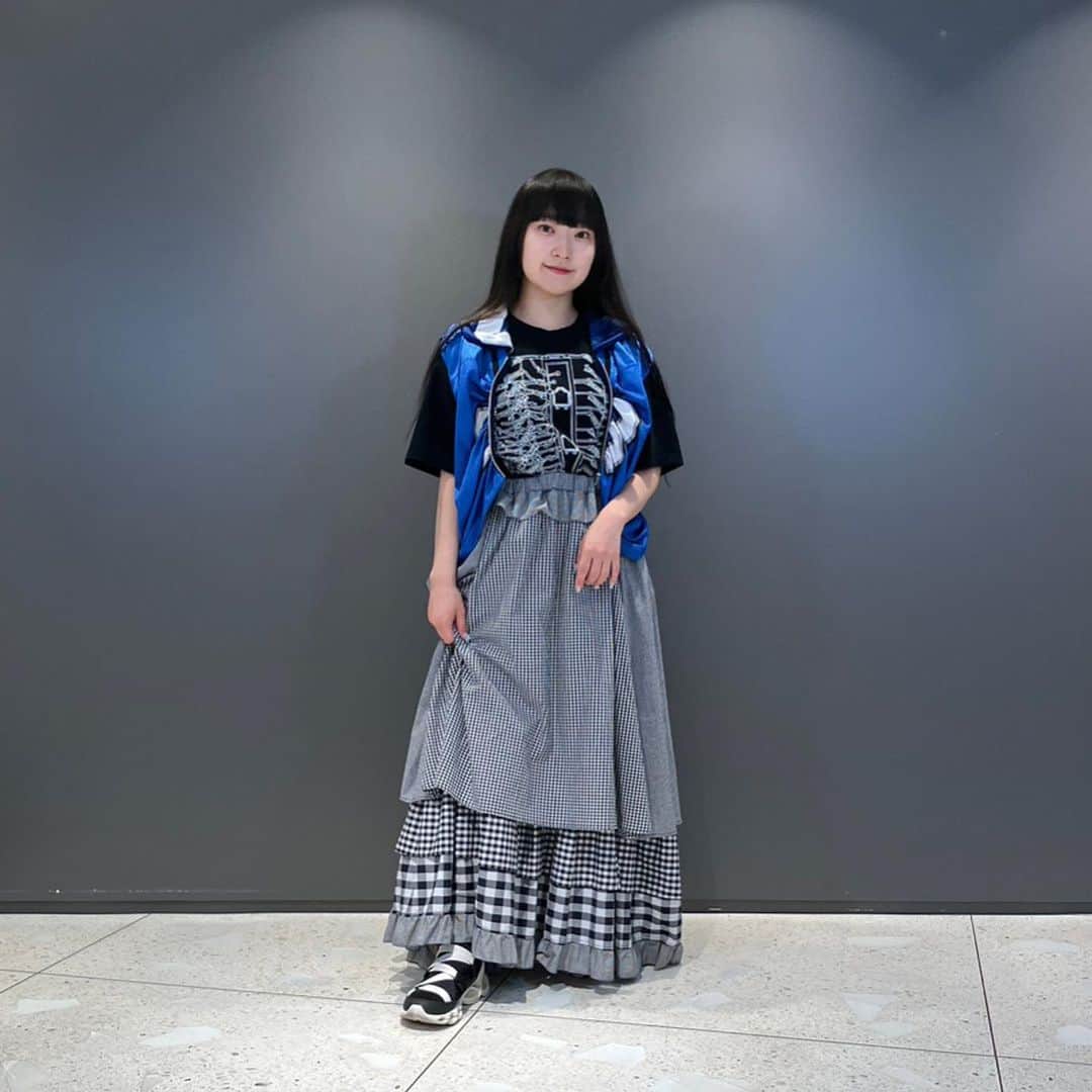 BEAMS JAPANさんのインスタグラム写真 - (BEAMS JAPANInstagram)「. 【WOMENS STAFF STYLING】  ＜C.E＞のグラフィックTシャツに＜TORI-TO＞の甘めなフリルスカートを合わせてみました。テイストの異なるブランドですが、同系色で合わせているのでバランス良くまとまります。 Staff 153cm  ＜77circa＞×＜Ray BEAMS＞ gather zip up mesh top Special ¥26,400-(inc.tax) Item No.61-04-0198  ＜C.E＞ THE COMMODITY T ¥8,800-(inc.tax) Item No.75-08-0398  ＜TORI-TO＞×＜BEAMS JAPAN＞ Victorian Skirt Special ¥18,480-(inc.tax) Item No.13-27-0031  BEAMS JAPAN 2F/3F ☎︎03-5368-7317 @beams_japan #77circa #ce #torito #beams #beamsboy #raybeams #beamsjapan #beamsjapan2nd #beamsjapan3rd #beamsjapanwomens #beamsstaffstyling Instagram for Womens staff stylings Blog for Recommended」7月1日 20時18分 - beams_japan