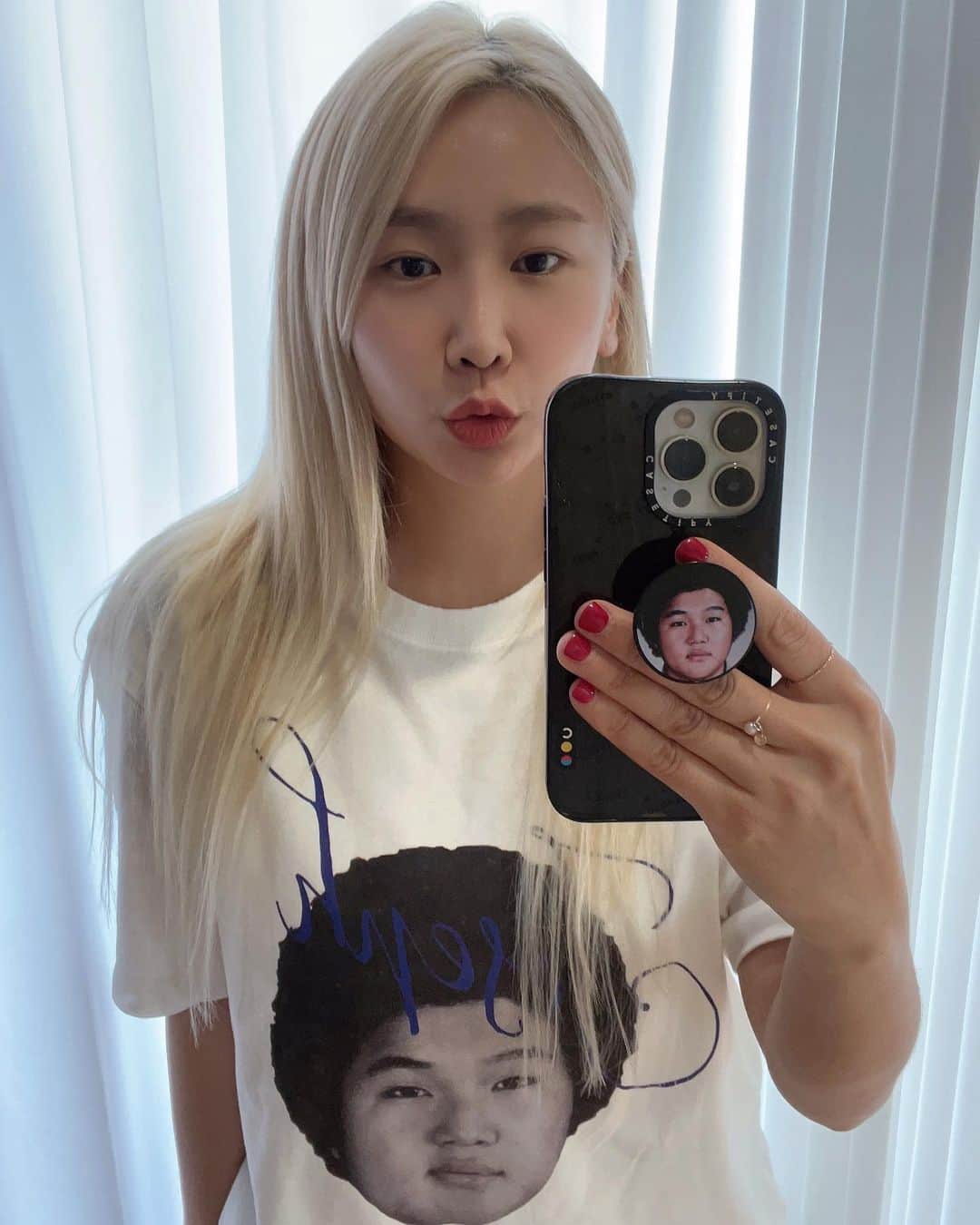 ジェアのインスタグラム：「세뚜세뚜 ~!!! 조세호 그립톡을 어쩌다 보니 오래 하고 있었는데 많은 사람들이정말 신기해 하고 의아한(?)질문들을 많이 했었다. 좋아하냐,사귀냐, ㅋㅋ 그것도 귓속말로 ㅎㅎㅎ (세호야 미안 😂) 그립톡을 했을 뿐인데 🤔🤔  여하튼 이렇게 티셔츠까지 나와서 기념 컷 찍고 이젠 놓아 줘야 할 때가왔다  수명이 다 했기에 😭😭 이젠 질문도 안 받겠지? ㅎㅎㅎ 시원섭섭 하지만 여하튼 @amoupre.official 티셔츠 너무나 힙하고요!! @chosaeho 홧팅!!」