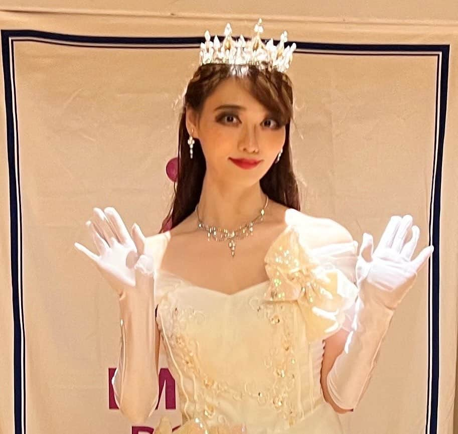 天玲美音さんのインスタグラム写真 - (天玲美音Instagram)「こんばんは！ 天玲美音です☺︎ みなさまいかがお過ごしでしょうか。 去る6月27日、浜松ロータリークラブ年度最終例会のエンターテインメント・ステージに立たせていただきました。大変光栄で、貴重な経験をさせていただけたましたこと、感謝の気持ちでいっぱいです。 今日(7/1(土)20:30〜)のラジオでもお話しさせていただいております！ 📻ハイライト【Padio②】から、ぜひお聴きください✨  #天玲美音 #ステージ #ショー #MC #みなさまありがとうございました ♡♡  #プリンセス天玲 #miontenrei2023 元#宝塚歌劇団 #宝塚 #宙組 #宝塚og #元宝塚 #タカラジェンヌ #宝塚メイク #makeup #メイクアップ #ドレス #ドレスアップ #白ドレス #ティアラ」7月1日 20時13分 - miontenrei