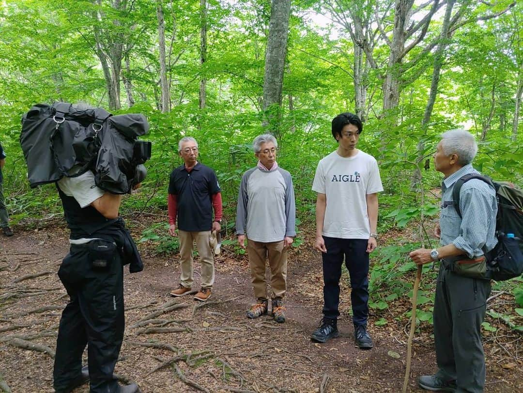 南圭介さんのインスタグラム写真 - (南圭介Instagram)「先日の、 白神山地魅力発信アンバサダー委嘱状交付式ありがとうございました！ 世界自然遺産・白神山地の入り口での交付式。 とても空気が良く、清々しく、自然と寄り添う形の交付式への参加、そして白神山地魅力発信アンバサダーという大切な役割を与えて頂き、本当に感謝です。  行く季節によって表情がガラリと変わる白神山地。ブナ林を中心とした圧倒的な自然はもちろん、動植物の多様性も魅力です。  この度の散策では、 ブナの実を食べ、爽やかで優しい森の匂いに包まれ、白神山地に五感を満たして頂きました。 弘前市長・櫻田宏様 西目屋村村長・桑田豊昭様 ありがとうございました！ その後のカヌー観戦もご一緒させて頂きありがとうございました！  改めて、 白神山地、世界自然遺産登録30周年おめでとうございます。 南の世界遺産検定マイスター取得も今年ということもあり、このような素敵なご縁を頂く事が出来て感謝です。 これからも世界遺産の保全と観光促進のバランスを保ちながら、たくさんの方に世界自然遺産・白神山地の魅力を感じて頂けるように、 持続的に盛り上げていけたらと思います！ 10月初旬にはツアーも予定していますので、続報をお楽しみに！ 何卒、宜しくお願い致します！  宜しければオフショットなども取り入れてるファンクラブや、南の旅の、ごゆるりとしたYouTubeも始まりましたので宜しくお願い致します！  I'm really honored to be an ambassador of Shirakami-Sanchi. Thank you.  Terima kasih.Silahkan datang.🇮🇩  #世界遺産 #世界自然遺産 #白神山地  #弘前 #hirosaki #西目屋村 #nishimeyamura #青森 #aomori  #白神山地魅力発信アンバサダー  #世界遺産検定 #世界遺産検定マイスター  #worldheritage #shirakamisanchi  #ファンクラブ #fanicon #南圭介style  #youtube #南しばらく旅に出ます #南旅」7月1日 20時13分 - keisuke_minami73