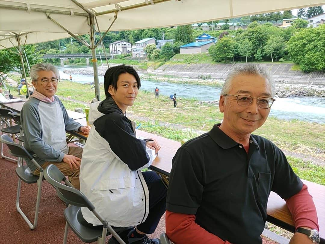 南圭介さんのインスタグラム写真 - (南圭介Instagram)「先日の、 白神山地魅力発信アンバサダー委嘱状交付式ありがとうございました！ 世界自然遺産・白神山地の入り口での交付式。 とても空気が良く、清々しく、自然と寄り添う形の交付式への参加、そして白神山地魅力発信アンバサダーという大切な役割を与えて頂き、本当に感謝です。  行く季節によって表情がガラリと変わる白神山地。ブナ林を中心とした圧倒的な自然はもちろん、動植物の多様性も魅力です。  この度の散策では、 ブナの実を食べ、爽やかで優しい森の匂いに包まれ、白神山地に五感を満たして頂きました。 弘前市長・櫻田宏様 西目屋村村長・桑田豊昭様 ありがとうございました！ その後のカヌー観戦もご一緒させて頂きありがとうございました！  改めて、 白神山地、世界自然遺産登録30周年おめでとうございます。 南の世界遺産検定マイスター取得も今年ということもあり、このような素敵なご縁を頂く事が出来て感謝です。 これからも世界遺産の保全と観光促進のバランスを保ちながら、たくさんの方に世界自然遺産・白神山地の魅力を感じて頂けるように、 持続的に盛り上げていけたらと思います！ 10月初旬にはツアーも予定していますので、続報をお楽しみに！ 何卒、宜しくお願い致します！  宜しければオフショットなども取り入れてるファンクラブや、南の旅の、ごゆるりとしたYouTubeも始まりましたので宜しくお願い致します！  I'm really honored to be an ambassador of Shirakami-Sanchi. Thank you.  Terima kasih.Silahkan datang.🇮🇩  #世界遺産 #世界自然遺産 #白神山地  #弘前 #hirosaki #西目屋村 #nishimeyamura #青森 #aomori  #白神山地魅力発信アンバサダー  #世界遺産検定 #世界遺産検定マイスター  #worldheritage #shirakamisanchi  #ファンクラブ #fanicon #南圭介style  #youtube #南しばらく旅に出ます #南旅」7月1日 20時13分 - keisuke_minami73