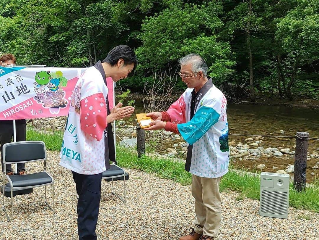 南圭介さんのインスタグラム写真 - (南圭介Instagram)「先日の、 白神山地魅力発信アンバサダー委嘱状交付式ありがとうございました！ 世界自然遺産・白神山地の入り口での交付式。 とても空気が良く、清々しく、自然と寄り添う形の交付式への参加、そして白神山地魅力発信アンバサダーという大切な役割を与えて頂き、本当に感謝です。  行く季節によって表情がガラリと変わる白神山地。ブナ林を中心とした圧倒的な自然はもちろん、動植物の多様性も魅力です。  この度の散策では、 ブナの実を食べ、爽やかで優しい森の匂いに包まれ、白神山地に五感を満たして頂きました。 弘前市長・櫻田宏様 西目屋村村長・桑田豊昭様 ありがとうございました！ その後のカヌー観戦もご一緒させて頂きありがとうございました！  改めて、 白神山地、世界自然遺産登録30周年おめでとうございます。 南の世界遺産検定マイスター取得も今年ということもあり、このような素敵なご縁を頂く事が出来て感謝です。 これからも世界遺産の保全と観光促進のバランスを保ちながら、たくさんの方に世界自然遺産・白神山地の魅力を感じて頂けるように、 持続的に盛り上げていけたらと思います！ 10月初旬にはツアーも予定していますので、続報をお楽しみに！ 何卒、宜しくお願い致します！  宜しければオフショットなども取り入れてるファンクラブや、南の旅の、ごゆるりとしたYouTubeも始まりましたので宜しくお願い致します！  I'm really honored to be an ambassador of Shirakami-Sanchi. Thank you.  Terima kasih.Silahkan datang.🇮🇩  #世界遺産 #世界自然遺産 #白神山地  #弘前 #hirosaki #西目屋村 #nishimeyamura #青森 #aomori  #白神山地魅力発信アンバサダー  #世界遺産検定 #世界遺産検定マイスター  #worldheritage #shirakamisanchi  #ファンクラブ #fanicon #南圭介style  #youtube #南しばらく旅に出ます #南旅」7月1日 20時13分 - keisuke_minami73