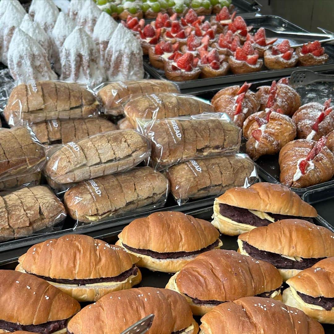 横島亜衿のインスタグラム：「🍞🤍」
