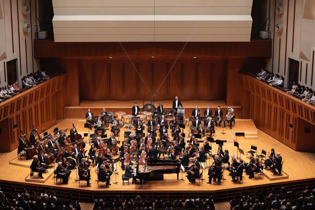 藤田真央のインスタグラム：「Always very special to be back in my home country🇯🇵 Last week I had a amazing tour with the wonderful @lahav.shani and the @rotterdamphilharmonic   ©千葉秀河／ジャパン・アーツ ©Shuga Chiba / Japan Arts」