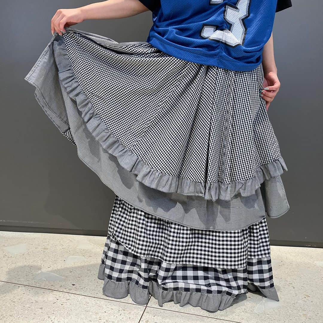 BEAMS JAPANさんのインスタグラム写真 - (BEAMS JAPANInstagram)「. 【WOMENS STAFF STYLING】  ＜C.E＞のグラフィックTシャツに＜TORI-TO＞の甘めなフリルスカートを合わせてみました。テイストの異なるブランドですが、同系色で合わせているのでバランス良くまとまります。 Staff 153cm  ＜77circa＞×＜Ray BEAMS＞ gather zip up mesh top Special ¥26,400-(inc.tax) Item No.61-04-0198  ＜C.E＞ THE COMMODITY T ¥8,800-(inc.tax) Item No.75-08-0398  ＜TORI-TO＞×＜BEAMS JAPAN＞ Victorian Skirt Special ¥18,480-(inc.tax) Item No.13-27-0031  BEAMS JAPAN 2F/3F ☎︎03-5368-7317 @beams_japan #77circa #ce #torito #beams #beamsboy #raybeams #beamsjapan #beamsjapan2nd #beamsjapan3rd #beamsjapanwomens #beamsstaffstyling Instagram for Womens staff stylings Blog for Recommended」7月1日 20時17分 - beams_japan