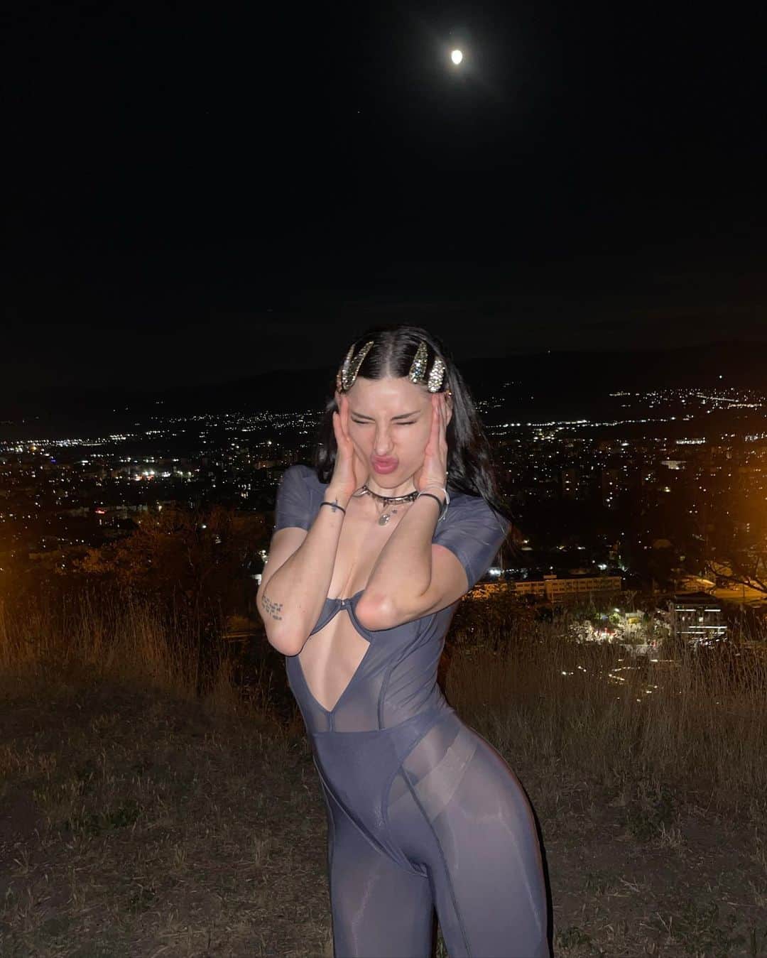 Greta Menchiのインスタグラム：「una serie di questa notte con questa tutina con cui posso correre velocissima anche con queste “scarpe”(ultima pic) volevamo tutti anche ringraziare le mutande invisible color carne per essersi emozionate con il flash rubando la scena e ricordargli che è così che si rovinano le improvvisazioni: rubando la scena quando non serve. Grazie per aver partecipato a questa TedTalk buon primo luglio 👹✨⭐️」