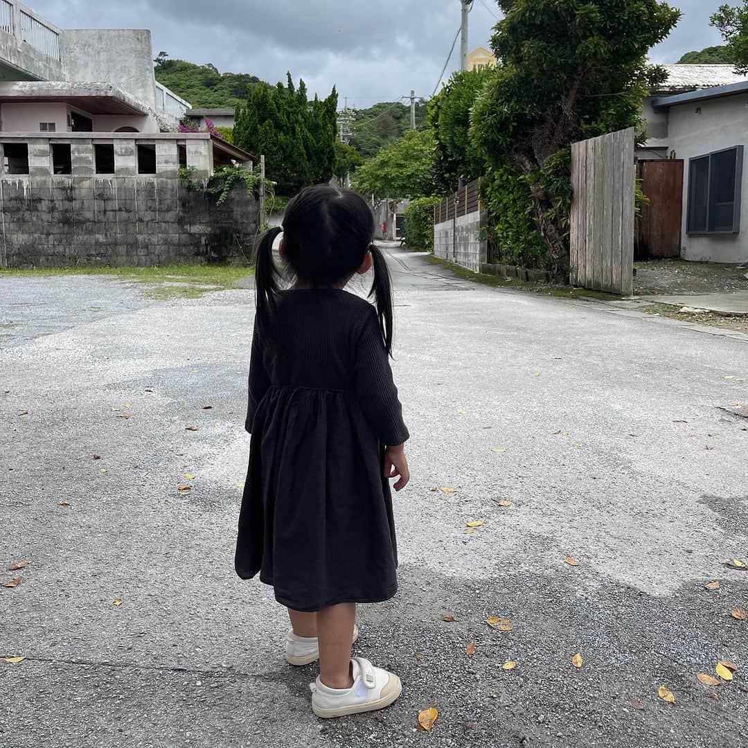 南の島のおばーと孫のインスタグラム：「2023年も早い物で残り半分  自分の上半期を振り返ると  1月、おじーが入院 2月、嫁のおじーが入院 3月、嫁のお母さんが入院 4月、おじーが他界 5月、嫁のおじーが他界 6月、嫁のお母さんが他界  この半年病院の面会、家族のケアに 葬儀や法事で心身共に疲弊して なかなかSNSを更新できる 心の余裕がありませんでした  悲しい事をゆっくり悲しむ時間もなく 無理くり感情に折り合いをつけて 毎日いつ容態が急変するかわからないという 緊張感の消えない空気の中で 自分のケアに時間を使えず過ぎていった上半期  なので下半期はまず 疲弊した体力を元に戻す事 心に少しの余裕と健康第一に 再スタートを頑張りたいと思います  関係者の皆さん 沢山のスケジュール変更にご理解頂き 本当にありがとうございました  #2023下半期スタート  #バルクアップ  #減量スタート #パワー #ぶっ生き返す #線香アレルギー」