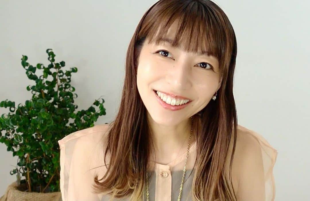 由梨香のインスタグラム：「8月11日ライブの会場チケット 本日20時から予約スタートになりました🙌🏻💕  古川昌義さん、伊平友樹さんと作り出す世界が本当に楽しみでなりません✨ 皆様是非お待ちしております！  ◾️大石由梨香アコースティックライブ2023 〜言葉の森で〜 2023年8月11日(金曜祝) 会場：神楽坂 GLEE チャージ：￥4,600（+1ドリンク） open : 12時15分 / start : 13時 出演：大石由梨香（Vo.）古川昌義（Gt.）伊平友樹（Gt.）  ◾️予約はこちらより↓ https://ssl.form-mailer.jp/fms/8f9fe9b048815  ◾️クラファンのライブご招待チケットご使用希望のお客様はこちらをご確認の上ご予約下さい🙏🏻 https://ohishiyurika.com/live/  そして亜空間電波受信ラジオ90回目 公開しました！ こちらでも冒頭ライブとご予約のお話しておりますので良かったらお聞きくださいませ✨☺️ そして世界は自分で作れると思うんだよっていう歌詞のお話も。  さてさて 色々準備するぞー✨  #ライブ　#アコースティック」