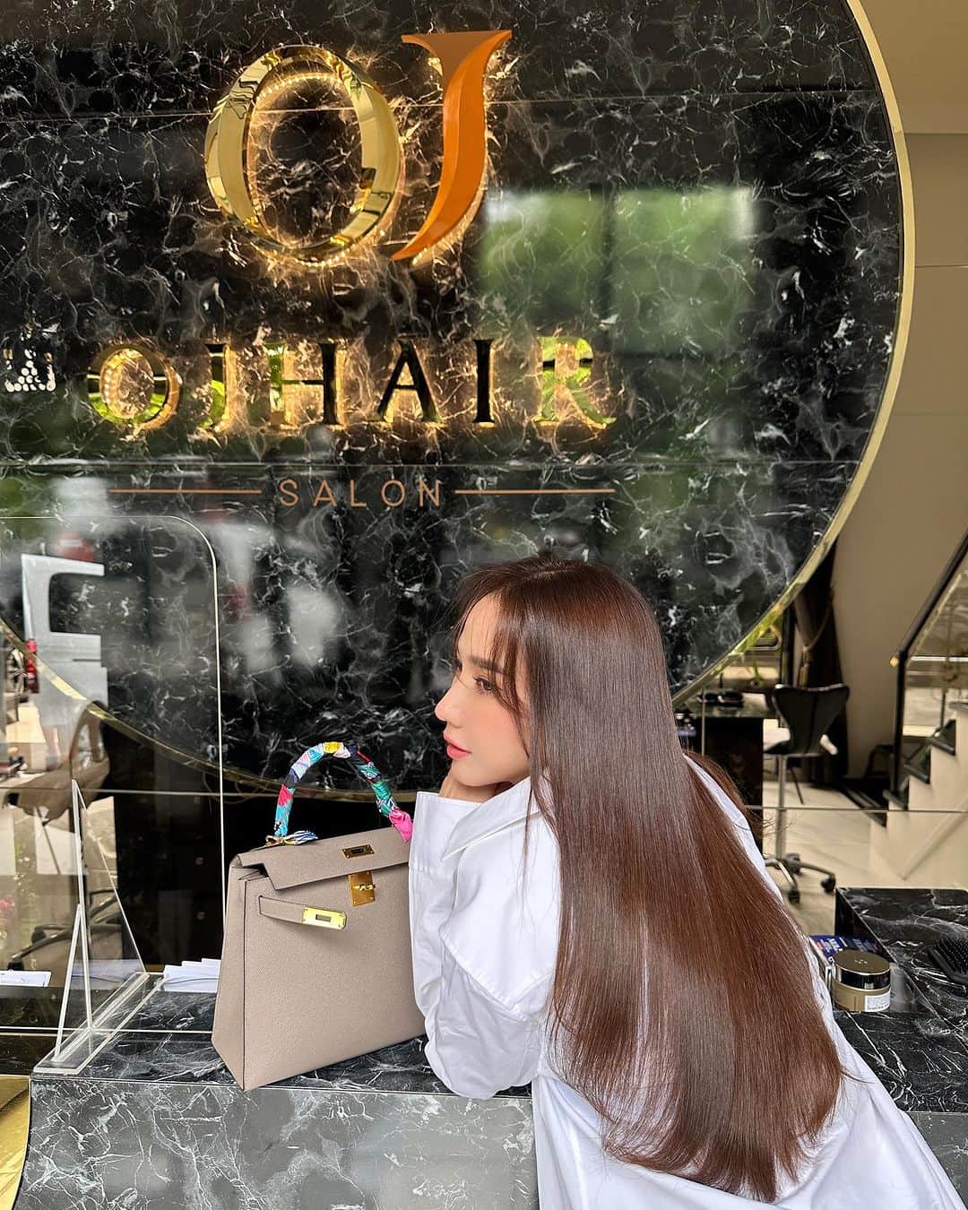 アム・パチャラパーのインスタグラム：「สีผมสวยๆ มาที่นี่เลยค่ะ @ojhair 😍」
