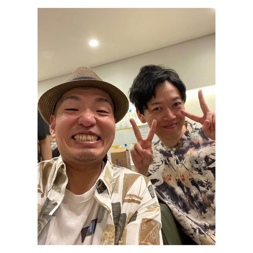 藤本聖さんのインスタグラム写真 - (藤本聖Instagram)「昨日は黒帯の初NGK単独ライブのゲストとして出演させてもらってました  OPから黒帯ファミリーによる大茶番コント、私の紹介文は「色々あってひとりぼっち」でした！  そして黒帯会議リスナーにはたまらないコーナーなど、ネタはもちろんそれ以外の部分もたっぷりと黒帯を浴びれた90分だったのではないでしょうか  声をかけてもらえて嬉しかったし、本当に楽しかったー  ありがとう黒帯  NGK警備員さんがメンバー確認で持ってたメモの藤本聖（元ジュリエッタ）の表記だけ気になりました  #黒帯って何がおもろいの」7月1日 20時31分 - kasoku_mossan