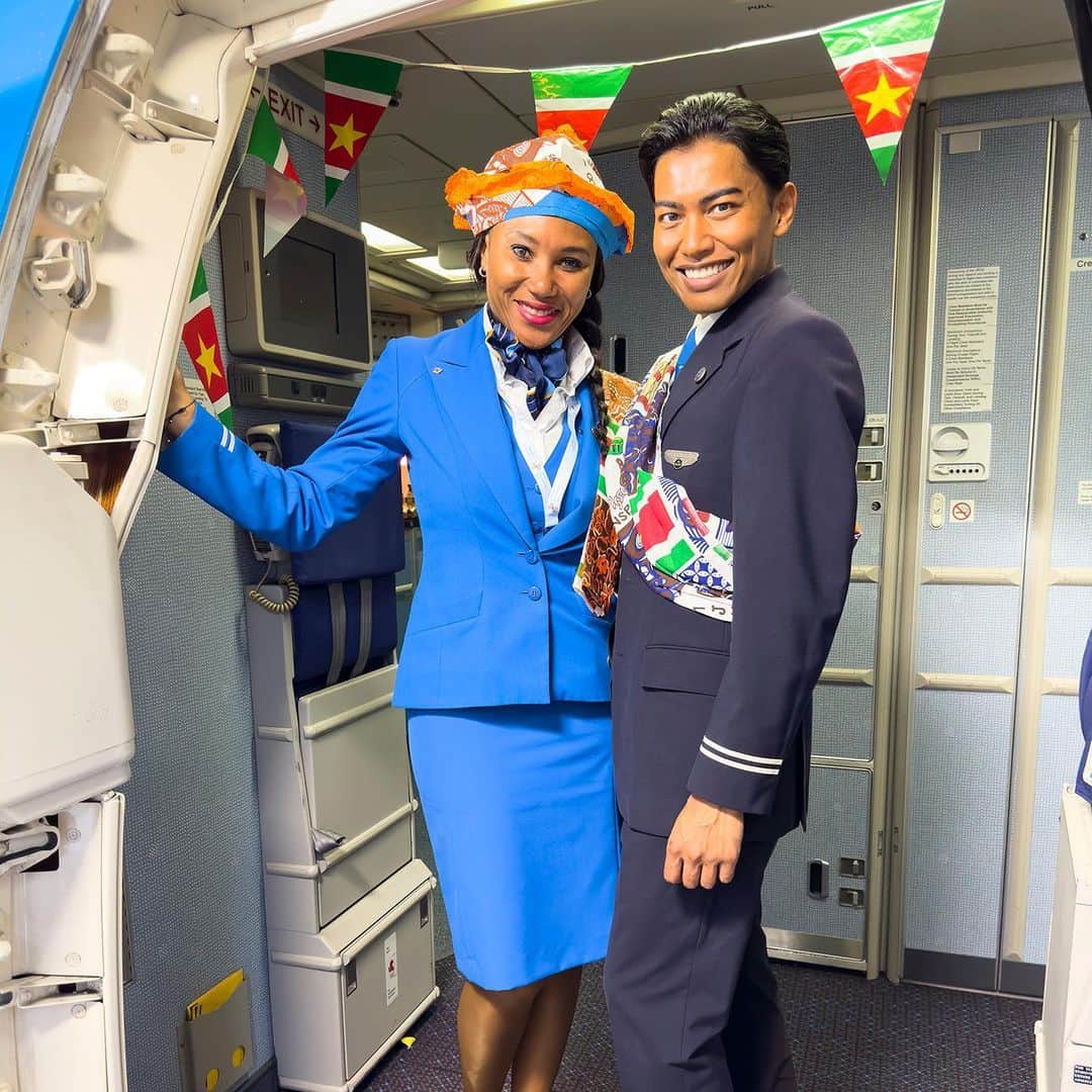 KLMオランダ航空さんのインスタグラム写真 - (KLMオランダ航空Instagram)「Celebrating Keti Koti!🎉 Join in commemorating emancipation day and embracing freedom on special flights to Paramaribo and Curaçao. The diverse crew, both in the air and on the ground, pays tribute to the heritage of these countries. Today, they proudly wear traditional angisas and keppies. #KetiKoti #emancipation #emancipationday #KLM #royaldutchairlines #paramaribo #curacao #embracefreedom #diversity @klmconnectingcolours  📷 by @jasonvermeulen」7月1日 20時31分 - klm