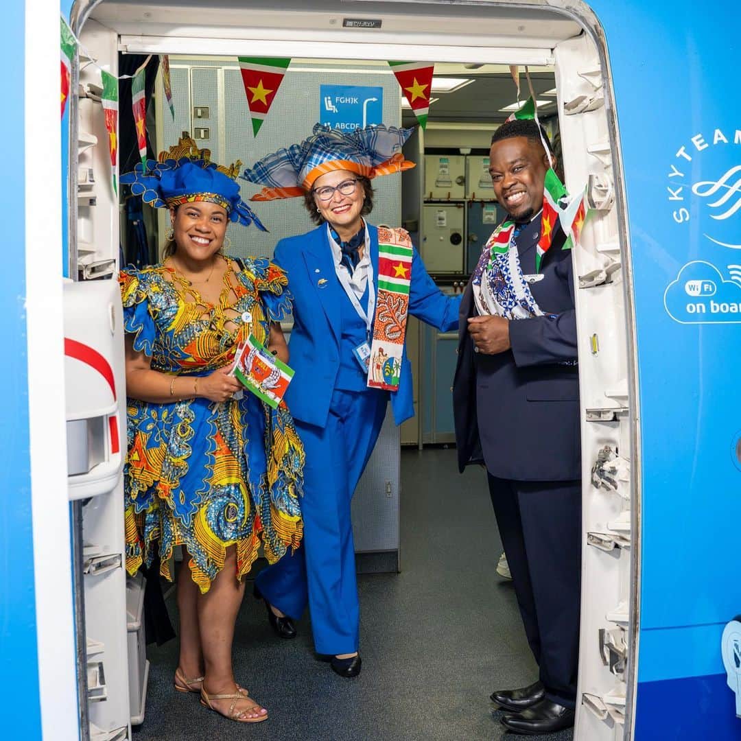 KLMオランダ航空さんのインスタグラム写真 - (KLMオランダ航空Instagram)「Celebrating Keti Koti!🎉 Join in commemorating emancipation day and embracing freedom on special flights to Paramaribo and Curaçao. The diverse crew, both in the air and on the ground, pays tribute to the heritage of these countries. Today, they proudly wear traditional angisas and keppies. #KetiKoti #emancipation #emancipationday #KLM #royaldutchairlines #paramaribo #curacao #embracefreedom #diversity @klmconnectingcolours  📷 by @jasonvermeulen」7月1日 20時31分 - klm