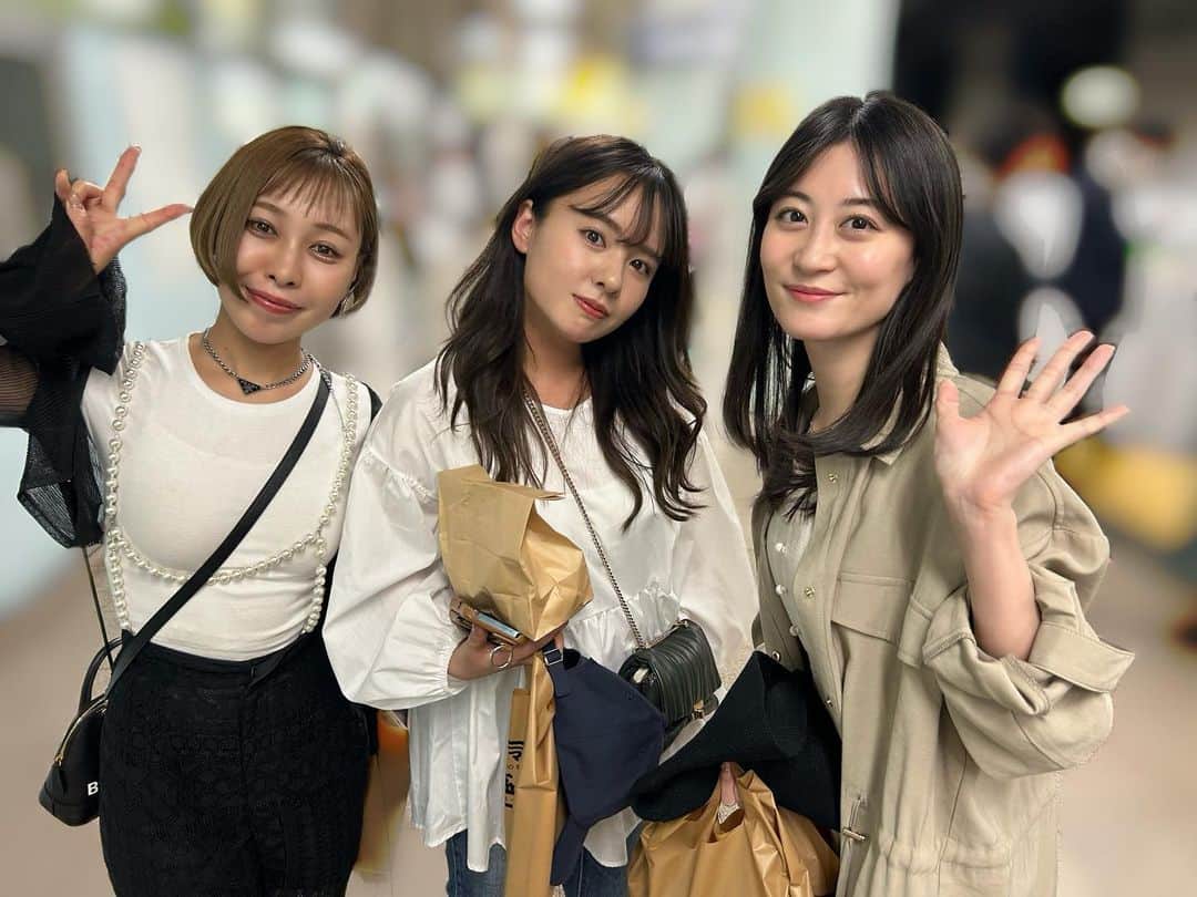 上西恵のインスタグラム：「ななたん、後口さん、仲良しのスタッフさんとご飯☺️ ⠀  楽しかった〜！ ⠀  ななちゃんとは 山西として、漫才を2回ほどしたことがあります。 そして、モンエン組❤️ ⠀  3枚目の写真は 週刊現代みてくれてるななたん。 ⠀  後口さんは 10代の頃からメイクしてもらったり 愛MYの舞台挨拶では衣装も用意してもらったり☺️ 久しぶりに後口さんにメイクしてもらいたーい🥹🥹」