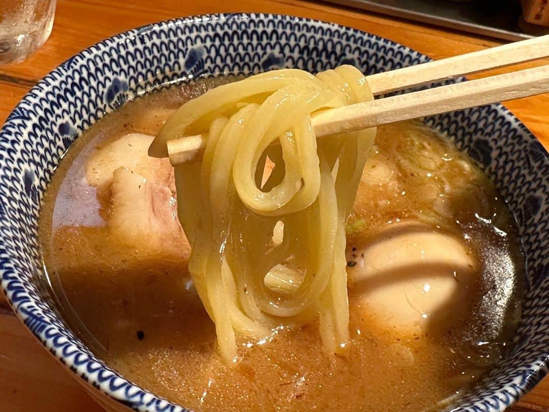 わっきーさんのインスタグラム写真 - (わっきーInstagram)「東京つけ麺のパイオニア「つじ田」へ。 濃厚な魚介豚骨のつけ汁と、つるモチ太麺が相変わらずの美味しさ。  #つじ田 #つじ田本店 #つけ麺 #ラーメン #魚介豚骨  #行列 #麺スタグラム  #東京グルメ  #東京つけ麺  #御茶ノ水  #御茶ノ水グルメ  #御茶ノ水ランチ  #御茶ノ水ラーメン  #淡路町グルメ  #youtube  #わっきーtv」7月2日 7時32分 - makoto_ishiwaki