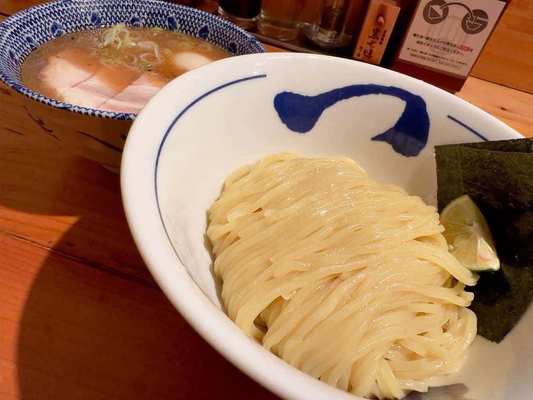 わっきーさんのインスタグラム写真 - (わっきーInstagram)「東京つけ麺のパイオニア「つじ田」へ。 濃厚な魚介豚骨のつけ汁と、つるモチ太麺が相変わらずの美味しさ。  #つじ田 #つじ田本店 #つけ麺 #ラーメン #魚介豚骨  #行列 #麺スタグラム  #東京グルメ  #東京つけ麺  #御茶ノ水  #御茶ノ水グルメ  #御茶ノ水ランチ  #御茶ノ水ラーメン  #淡路町グルメ  #youtube  #わっきーtv」7月2日 7時32分 - makoto_ishiwaki