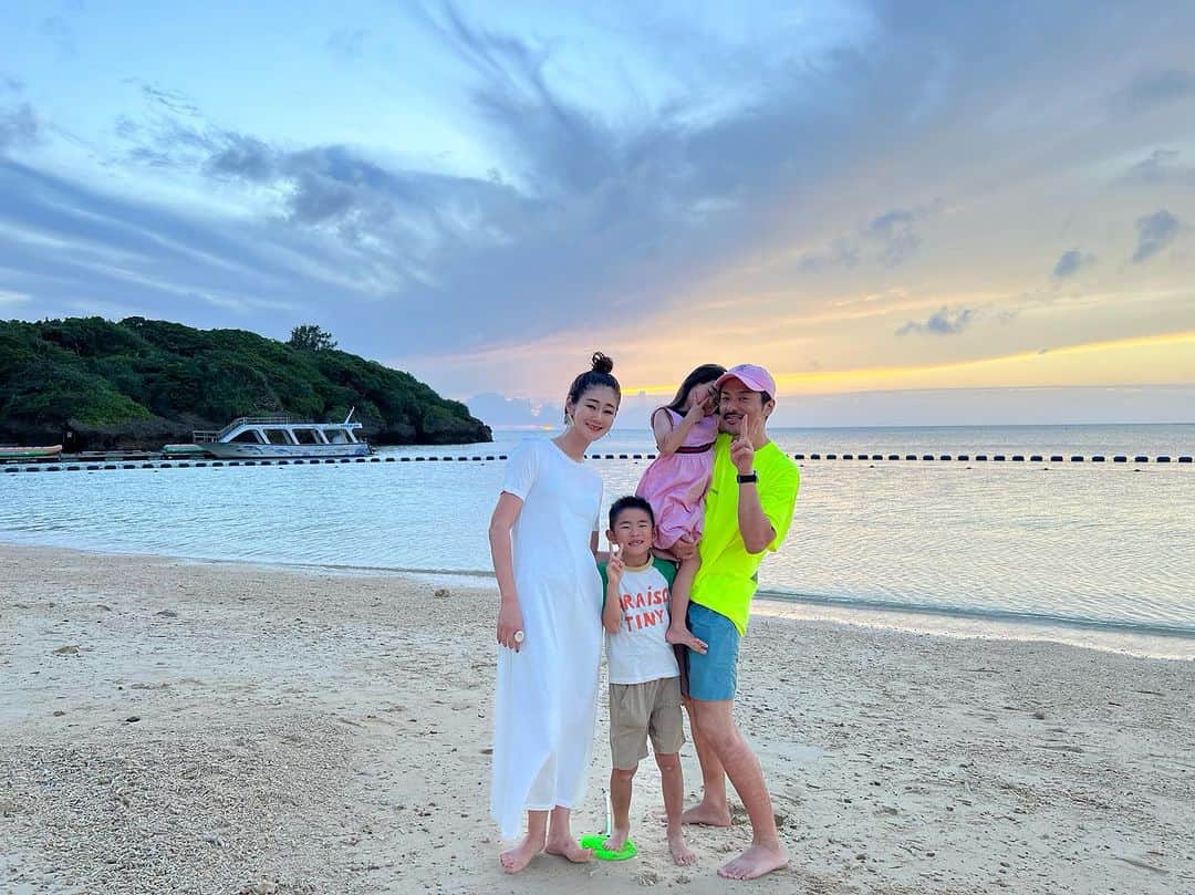 ジュジュのインスタグラム：「久々の家族写真を...📷  わざわざsunsetを見に行った日が1番☁️がかりだったけど、何とも言えない夕暮れ散歩🚶‍♀️に幸せ感じた✨  #🌆 #okinawa2023 #💚 #👨が派手すぎる」