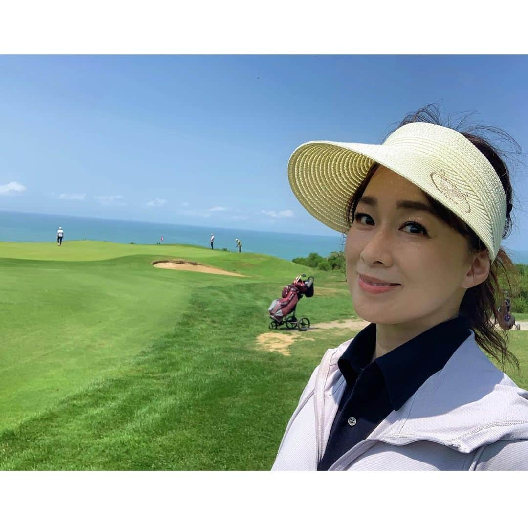 やすみりえさんのインスタグラム写真 - (やすみりえInstagram)「🇫🇷bonjour!⛳️  #フレンチバスク　で　#ゴルフ　☀️ ご覧のとおり海沿いの#ゴルフコース　です！  #川柳#ことばの力#ことのは#575 #フランス#フランス大好き#france  #ゴルフ#旅先でゴルフ #フランスでゴルフ  #ゴルフ上手くなりたい #ゴルフ大好き #golf#ゴルフ場の景色  #golfd'Ilbarritz」7月2日 5時57分 - rie575kotonoha