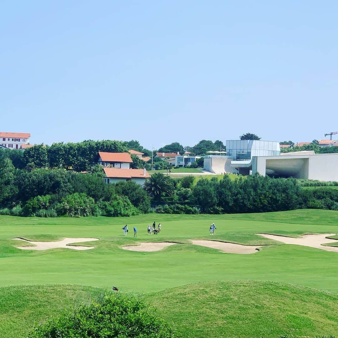 やすみりえさんのインスタグラム写真 - (やすみりえInstagram)「🇫🇷bonjour!⛳️  #フレンチバスク　で　#ゴルフ　☀️ ご覧のとおり海沿いの#ゴルフコース　です！  #川柳#ことばの力#ことのは#575 #フランス#フランス大好き#france  #ゴルフ#旅先でゴルフ #フランスでゴルフ  #ゴルフ上手くなりたい #ゴルフ大好き #golf#ゴルフ場の景色  #golfd'Ilbarritz」7月2日 5時57分 - rie575kotonoha