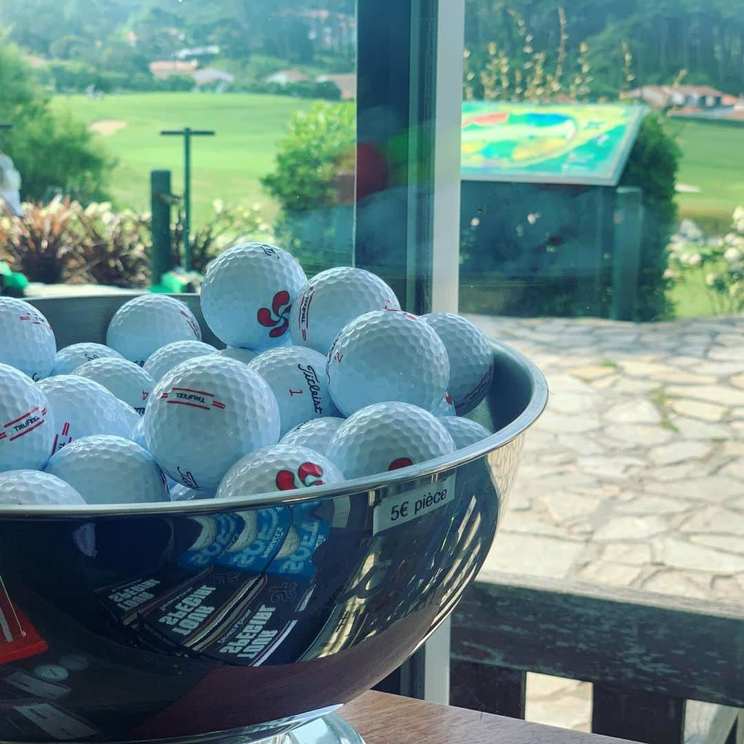 やすみりえさんのインスタグラム写真 - (やすみりえInstagram)「🇫🇷bonjour!⛳️  #フレンチバスク　で　#ゴルフ　☀️ ご覧のとおり海沿いの#ゴルフコース　です！  #川柳#ことばの力#ことのは#575 #フランス#フランス大好き#france  #ゴルフ#旅先でゴルフ #フランスでゴルフ  #ゴルフ上手くなりたい #ゴルフ大好き #golf#ゴルフ場の景色  #golfd'Ilbarritz」7月2日 5時57分 - rie575kotonoha