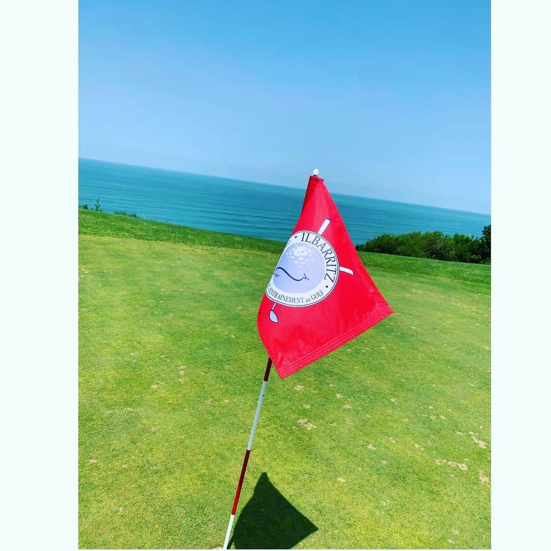 やすみりえさんのインスタグラム写真 - (やすみりえInstagram)「🇫🇷bonjour!⛳️  #フレンチバスク　で　#ゴルフ　☀️ ご覧のとおり海沿いの#ゴルフコース　です！  #川柳#ことばの力#ことのは#575 #フランス#フランス大好き#france  #ゴルフ#旅先でゴルフ #フランスでゴルフ  #ゴルフ上手くなりたい #ゴルフ大好き #golf#ゴルフ場の景色  #golfd'Ilbarritz」7月2日 5時57分 - rie575kotonoha