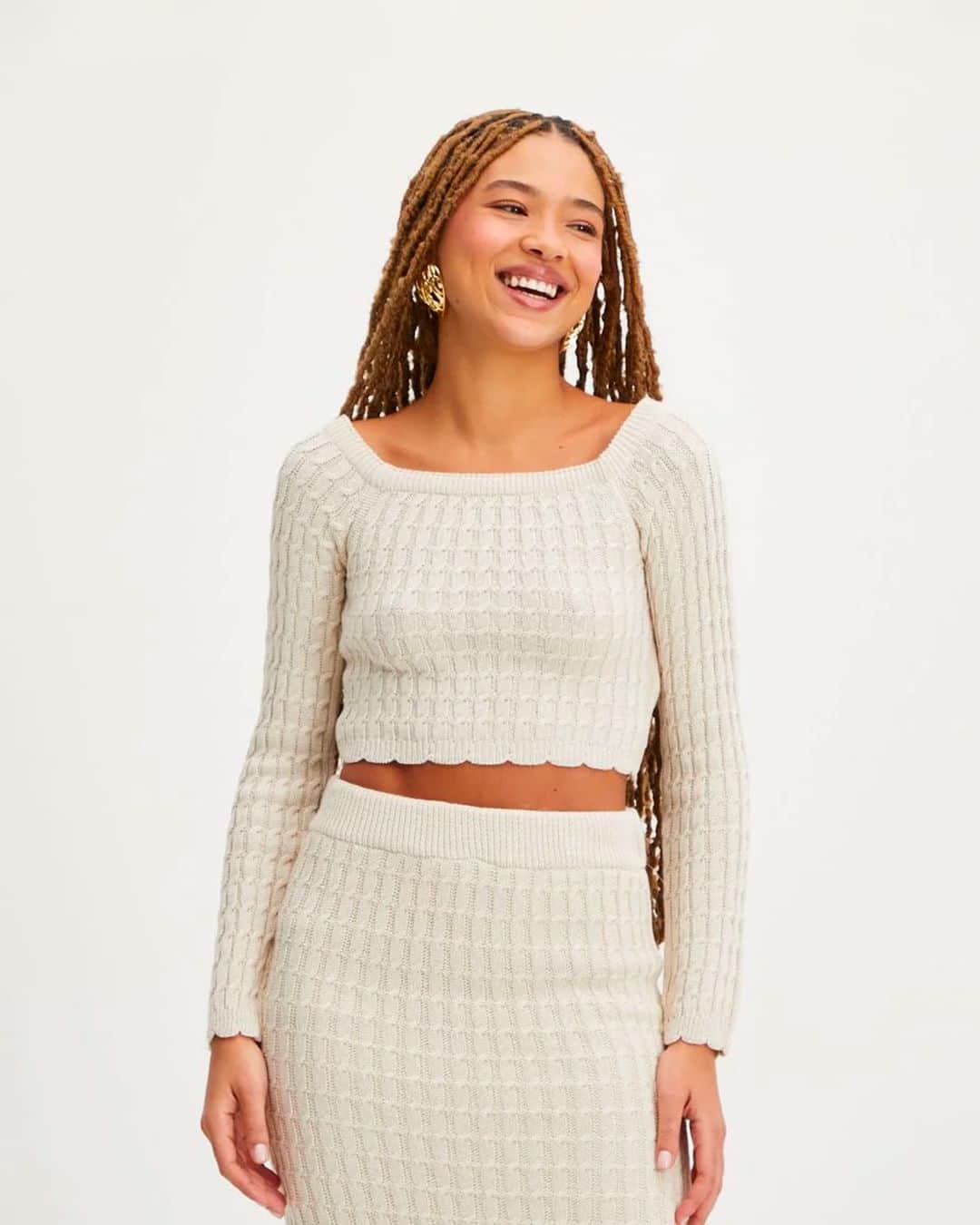 ロジャス・レナーのインスタグラム：「Um look perfeito para chamar de seu! As peças texturizadas seguem em alta, trazendo um toque de estilo para suas produções. Aposte na combinação da saia midi com o cropped off white, para deixar seu visual ainda mais sofisticado. Clique nas fotos e garanta agora mesmo. #modafeminina #trends #looks   saia midi texturizada 834664428 | blusa texturizada 835849897」
