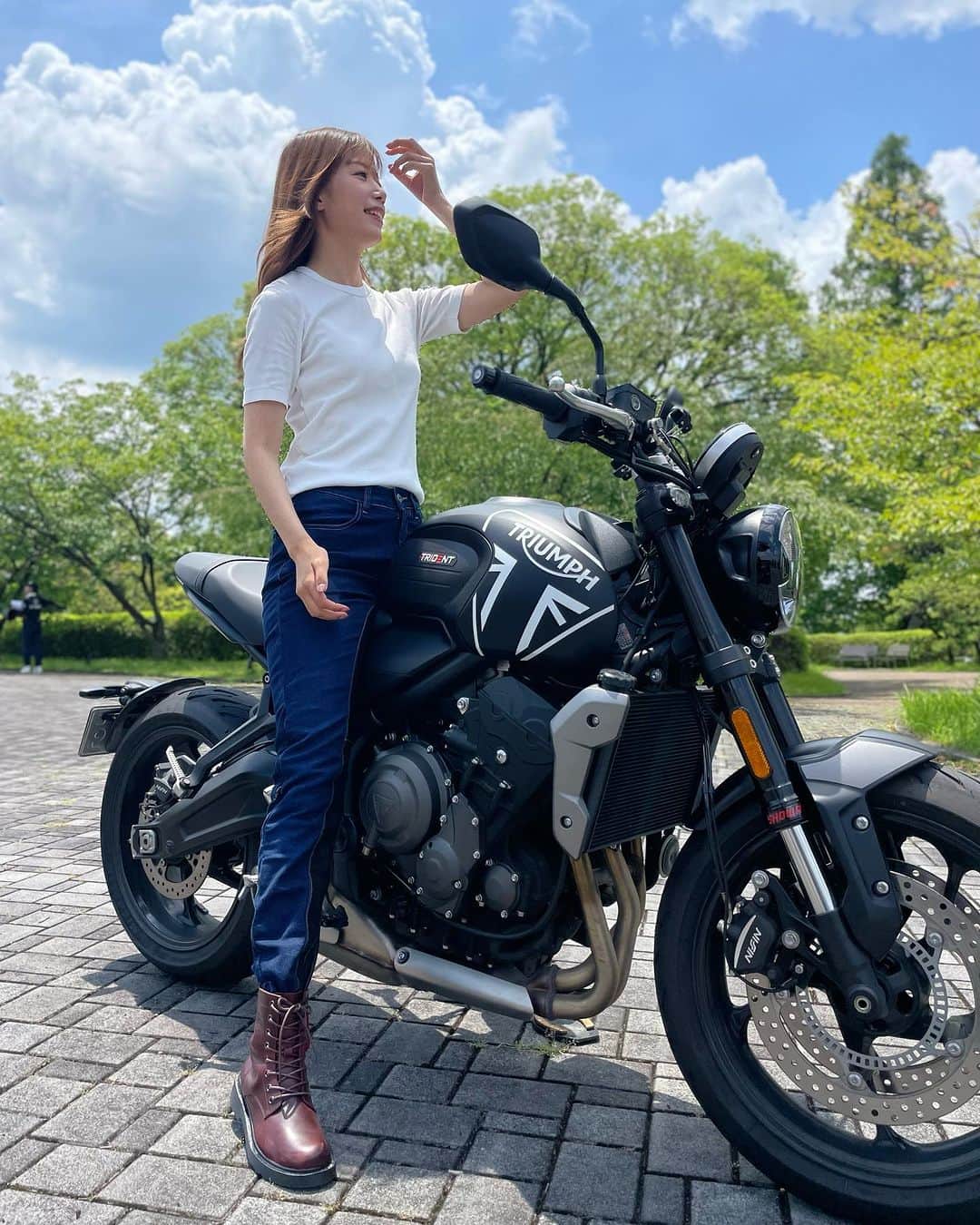中嶋真緒のインスタグラム：「国立博物館で贅沢〜📷👸🏻 triumphかっこいいね！  今日はみんななにする？ 大雨も上がったしツーリング🏍️？」