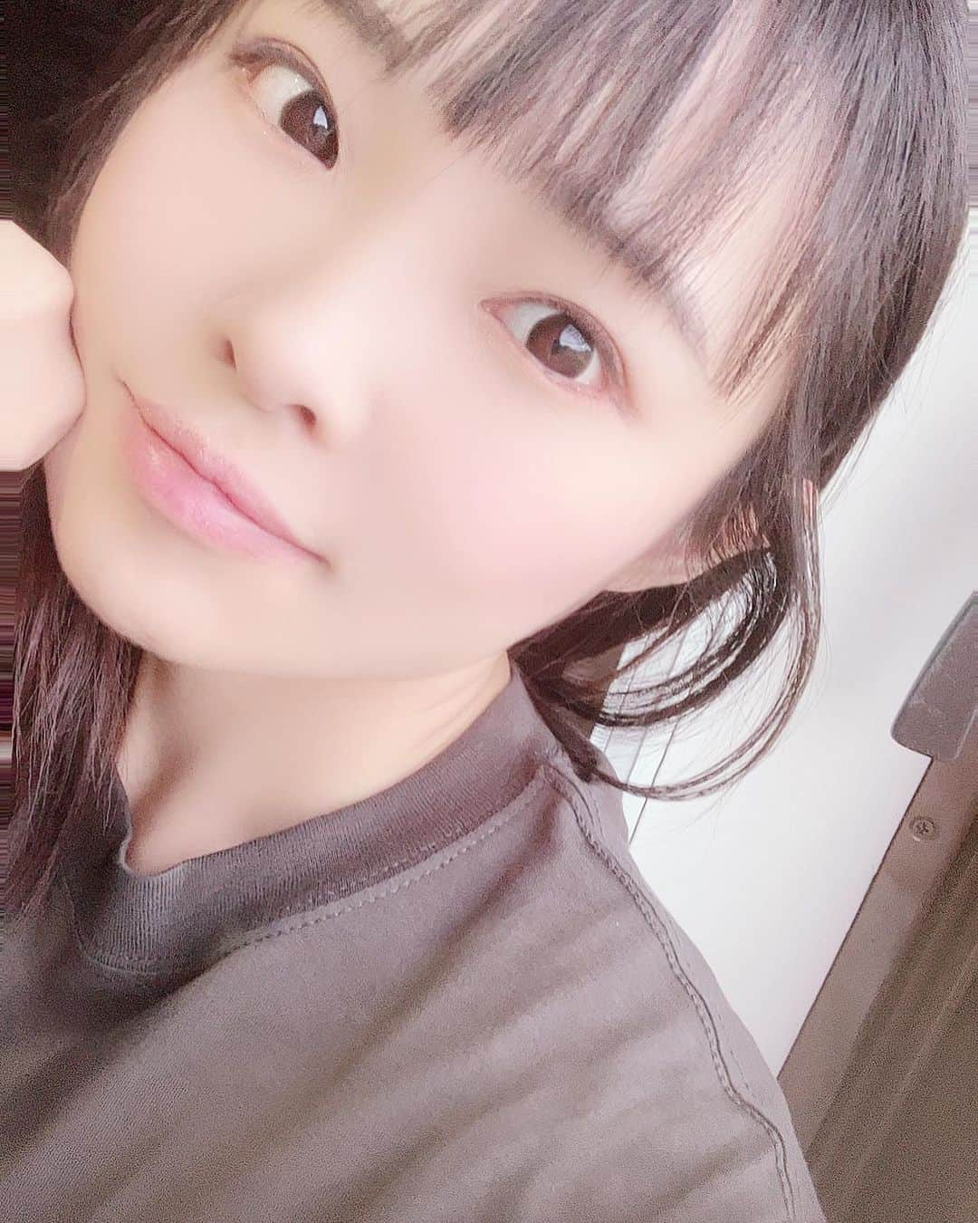 初芽里奈のインスタグラム：「おはようございます、初咲里奈です🌱  Twitter調子悪いみたいなのでインスタに書きます🌸  今日の夜はギャンビーノ×2ライブです💗  西永福JAMさん http://jam.rinky.info/access/  にて出番は21時ごろになります！チケットは3000円（ドリンク代別・当日券は3500円）よかったら是非🌸  悠ちゃんと凛ちゃんのお誕生日！大切な一日を一緒に過ごせて嬉しい✨✨  楽しい1日になりますように。  行ってきます🌸」