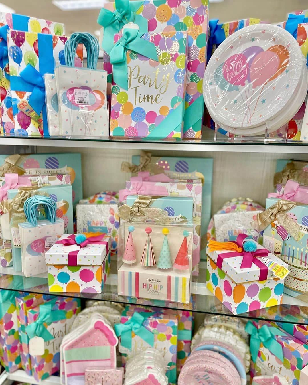 HomeGoodsのインスタグラム：「Raise your hand if it’s your birthday month! 🎉🥳 From cards, wrap, and ribbon, to banners, decor and more, find all your party planning and gift wrap necessities!」