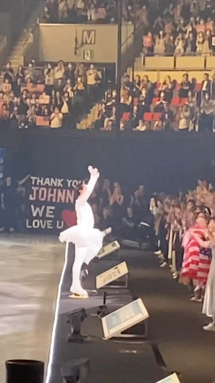 ジョニー・ウィアーのインスタグラム：「1.July.2023 🥹 I’ll never get over this moment. My final bow.  #figureskating #sports #olympics #fantasyonice #lastweek」