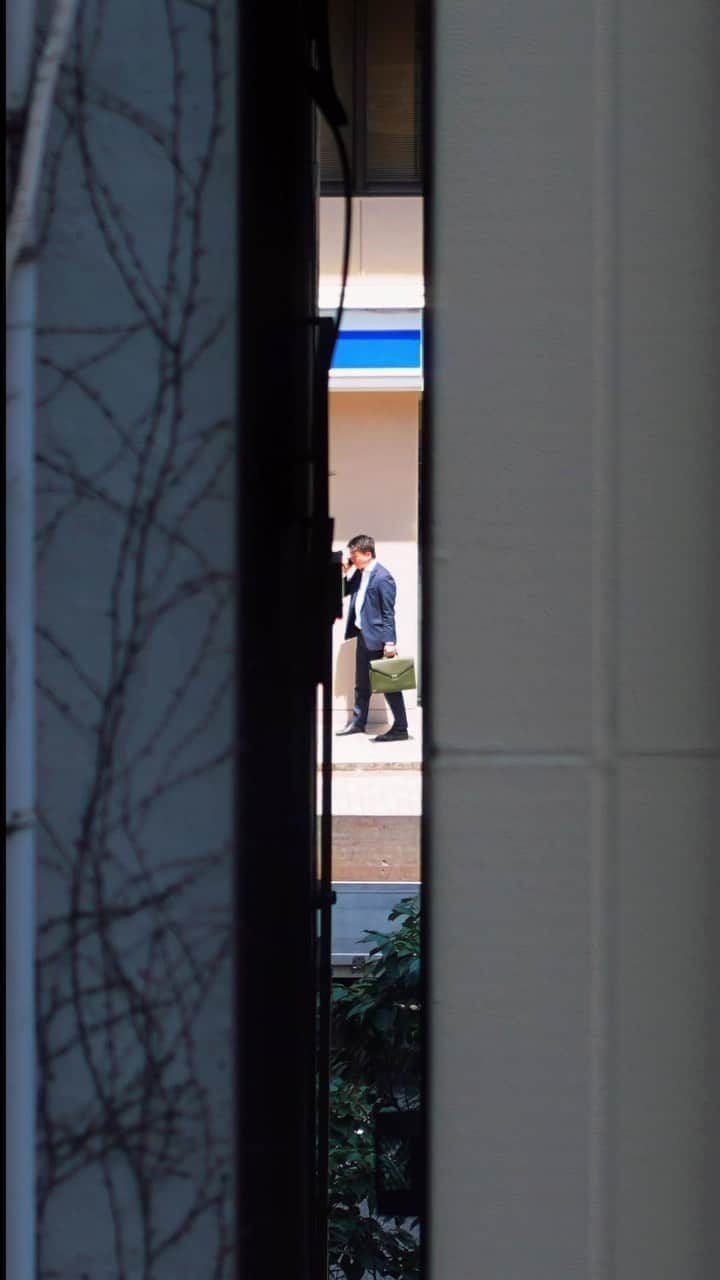 ジェームス・ジーンのインスタグラム：「Under pressure in Tokyo. I took this photo by manual focusing between two buildings to catch this salaryman in a sliver of light. 📷 Sony A7RIV 55mm 1.8」