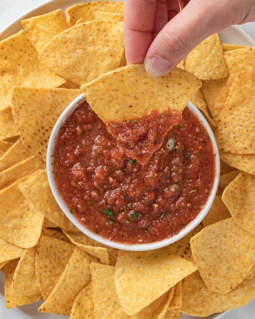 Easy Recipesのインスタグラム：「This Homemade Salsa comes together in minutes and is so healthy, fresh, and full of flavor! This restaurant style salsa is perfect to serve with tortilla chips or as a topping for other recipes.  Full recipe link in my bio @cookinwithmima  https://www.cookinwithmima.com/salsa-recipe-with-jalapeno/」