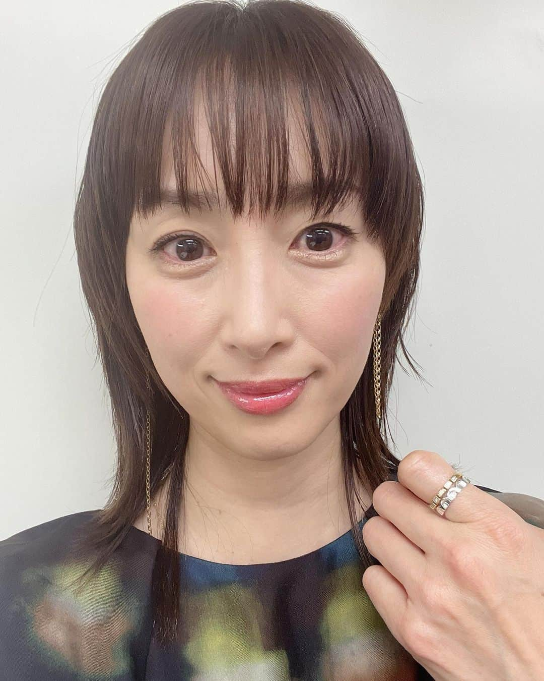 坂下千里子さんのインスタグラム写真 - (坂下千里子Instagram)「おはようございます🌞 . 7時からゲンキの時間O.Aです！ . 早起きの方是非是非見てねー！ .  7/2 ゲンキの時間の衣装です！  ブラウス @tela9official パンツ  @sancia_thelabel @cprtokyo ピアス、ゴールドリング、バングル @bellesiora_official ビーズブレスレット @agete_official シルバーリング @yvette_jewelry パンプス @charleskeith_jp  . #ゲンキの時間 #日曜日 #朝 #sunday #morning #おはようございます」7月2日 6時47分 - chiriko_sakashita_official