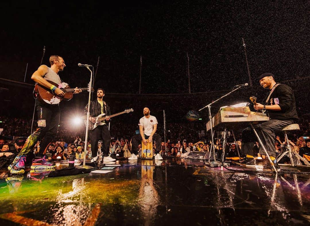 Coldplayのインスタグラム：「Thank you Zurich 🧡  Show #96, Zurich, Switzerland  📷 @annaleemedia   #ColdplayZurich #Coldplay #MusicOfTheSpheresWorldTour」