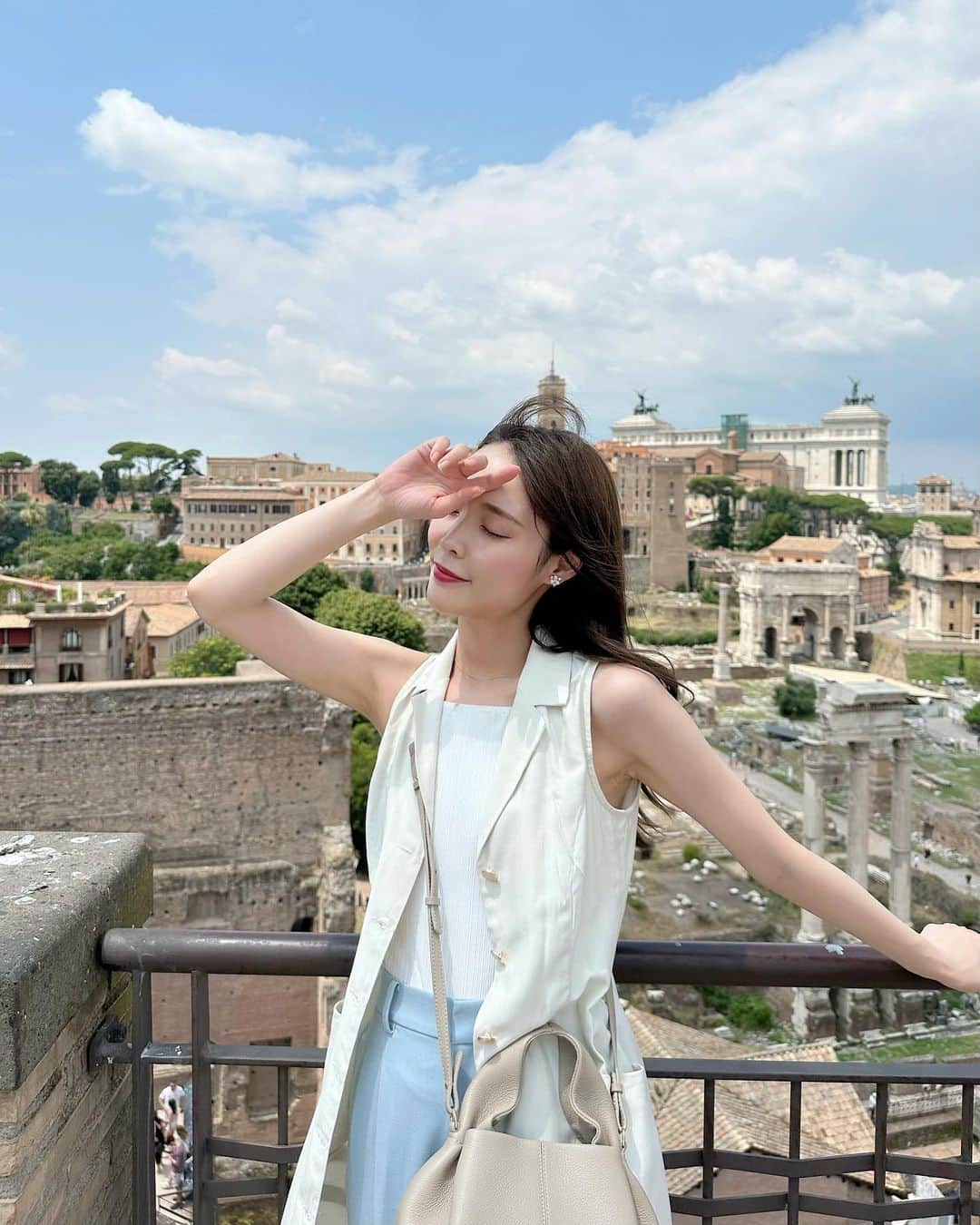 磯田 ひかる(Hikaru Isoda) さんのインスタグラム写真 - (磯田 ひかる(Hikaru Isoda) Instagram)「こんばんは🤍 イタリア3都市目ローマでのコーデ🇮🇹  ローマはとにかく暑い！ 日本と同じ感じの蒸し暑さでした😹  古代ローマの遺跡や、ヴァチカン市国などとにかく歩いて見て回るものが多すぎて足と腰をやられます🥹  スニーカー必須👟🫧  2000年前の建物がこんなに残っているなんて本当にすごい...街のいたるところに遺跡がたくさんある🫷  【着用アイテム】 1day Dress @titivatejp   2day Vest @rihoas_official  Tops & Pants @uniqlo_jp   3day Dress @snidel_official   4day Tops @grl_official   ------------------------------ picaru：162cm / 骨格ウェーブ 1st ブライトスプリング 2nd ブライトサマー  大人可愛いスタイルアップコーデ ヘアメイクを合わせた トータルスタイリングを提案🤍  不定期にストーリーで ファッションお悩み相談募集中🥰 ------------------------------  他の投稿を見る→【@picaruuu】」7月2日 22時00分 - picaruuu