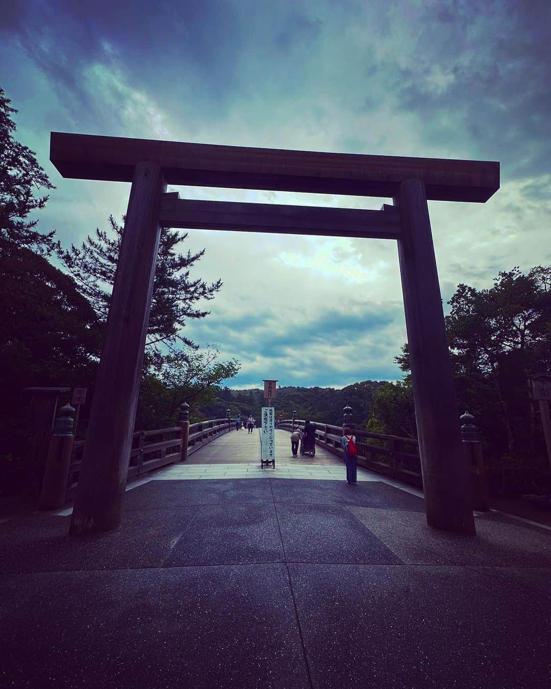 岡清華さんのインスタグラム写真 - (岡清華Instagram)「【 文月 : ⛩御礼参り 】  2023年も半年過ぎ、下半期に入りましたね。 皆様の今年はどんな半年間でしたか❔☺️  私は、去年には想像もできなかったような 想像の範疇の遥か斜め上を行くような出来事が 沢山起こって、自分の運命に着いていくのに とにかく必死になっていたここ数ヶ月でした😳  時間の流れ方がまるで変わり、 体力が異常なほどに増強し、 注ぎたいエネルギーの矛先が明確になり、 消え掛かっていた火が再び燃え始めたように、 生き方を改めさせてくれる流れが訪れました😳🔥  スケジュールは今まで以上に激詰まりし 一分一秒を刻むような毎日⏳  そんな中でも落ち着きと、安定感を持ちながら " 自分らしさ " を持ち続けることができたのは、 アーユルヴェーダとラージャヨガの學びと実践。特に、 日々の瞑想とライフスタイルの中で自分をメンテナンスすることにより 『 チカラの抜きかた 』を手に入れたからではないかと考えています✨  固執した考えではなく、常にあらゆる展開を受け入れて 自然な流れのままに、やってくるものを受け取り、 目の前にやってきたものに疑いなく120%集中して取り組めた。  大切な仲間やパートナーのことを信じ、進み、 今まで以上に沢山の気づきと、愛に恵まれる日々を過ごせました☺️✨  ________  後ほど追ってポストさせていただきますが、 ６月はなんと言っても今年の正念場。 自宅には５日も居られないほどずっと外出続きの日々。 そして、月末の締めには、皆様にも沢山応援、ご協力いただいた 阪急うめだ本店での６日間の催事があり、 その間の２日間には、大切な合宿もあり…  正直このスケジュールを全て何事もなく、 完結できるのか？とてもとても心配でしたが、 毎日、祈り、毎日、チカラを抜いて自然のままに過ごしていると 全てに奇跡のように運や縁が味方して… 無事に全ての予定を最高のカタチで終えることができました😮‍💨🥺💓  感謝と感動が溢れた最終日の次の日から 用意していたお礼参りの巡礼の旅。⛩  まずは毎年参拝させていただいていて 最近は、更にご縁を感じている天照大神が祀られる 伊勢神宮へ⛩  外宮、内宮ともに、神楽をあげて頂きました。 どちらもほぼ貸切状態での神楽は贅沢そのものでした。🥺✨  その後、本来お礼参りをしたかった別神社には 別日に訪問させていただく予定変更があったものの その日を活用して、母方の仏壇に手を合わせて、 父方のお墓参りをすることもできました。🙏  ６月は、短いようで長く、とても充実した毎日で、 この半年は、特に、同じ人生とは思えないほど激動の日々でした。  皆様との出会い、ご縁、繋がりをより一層強く有り難く感じ、 これからの皆様との関わりをより一層深めていきたい、 活動もカタチを変えながらより濃くしていきたい。  そんな風に想い、感謝と感度が溢れ出す 振り返りの今朝です。  久々に、与えてもらった何もない日曜日。 2023年上半期を振り返り、そして下半期を、 どのように過ごしたいか意図を明確にする 貴重なイチニチにしたいと思います✨✨  もしよろしければ、コメント欄に、 皆様のこの半年と、これからの半年について 教えていただけたら嬉しいです🙋‍♀️💕💕  #伊勢神宮 #天照大御神 #MOTHER #日本式アーユルヴェーダ」7月2日 6時58分 - okasaya