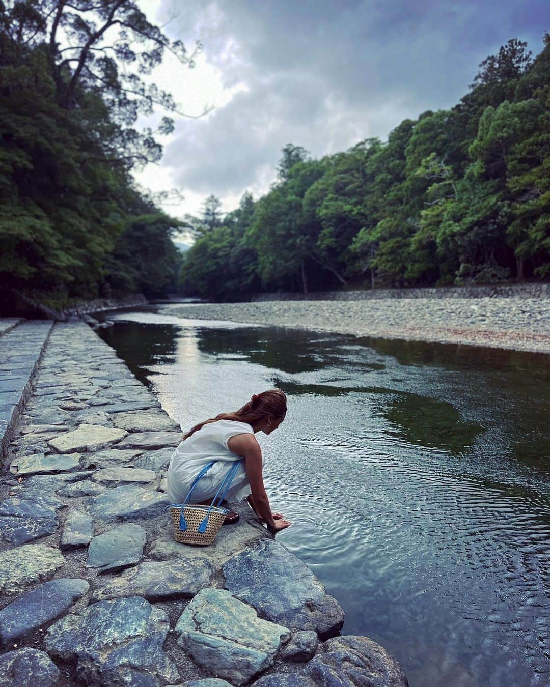 岡清華さんのインスタグラム写真 - (岡清華Instagram)「【 文月 : ⛩御礼参り 】  2023年も半年過ぎ、下半期に入りましたね。 皆様の今年はどんな半年間でしたか❔☺️  私は、去年には想像もできなかったような 想像の範疇の遥か斜め上を行くような出来事が 沢山起こって、自分の運命に着いていくのに とにかく必死になっていたここ数ヶ月でした😳  時間の流れ方がまるで変わり、 体力が異常なほどに増強し、 注ぎたいエネルギーの矛先が明確になり、 消え掛かっていた火が再び燃え始めたように、 生き方を改めさせてくれる流れが訪れました😳🔥  スケジュールは今まで以上に激詰まりし 一分一秒を刻むような毎日⏳  そんな中でも落ち着きと、安定感を持ちながら " 自分らしさ " を持ち続けることができたのは、 アーユルヴェーダとラージャヨガの學びと実践。特に、 日々の瞑想とライフスタイルの中で自分をメンテナンスすることにより 『 チカラの抜きかた 』を手に入れたからではないかと考えています✨  固執した考えではなく、常にあらゆる展開を受け入れて 自然な流れのままに、やってくるものを受け取り、 目の前にやってきたものに疑いなく120%集中して取り組めた。  大切な仲間やパートナーのことを信じ、進み、 今まで以上に沢山の気づきと、愛に恵まれる日々を過ごせました☺️✨  ________  後ほど追ってポストさせていただきますが、 ６月はなんと言っても今年の正念場。 自宅には５日も居られないほどずっと外出続きの日々。 そして、月末の締めには、皆様にも沢山応援、ご協力いただいた 阪急うめだ本店での６日間の催事があり、 その間の２日間には、大切な合宿もあり…  正直このスケジュールを全て何事もなく、 完結できるのか？とてもとても心配でしたが、 毎日、祈り、毎日、チカラを抜いて自然のままに過ごしていると 全てに奇跡のように運や縁が味方して… 無事に全ての予定を最高のカタチで終えることができました😮‍💨🥺💓  感謝と感動が溢れた最終日の次の日から 用意していたお礼参りの巡礼の旅。⛩  まずは毎年参拝させていただいていて 最近は、更にご縁を感じている天照大神が祀られる 伊勢神宮へ⛩  外宮、内宮ともに、神楽をあげて頂きました。 どちらもほぼ貸切状態での神楽は贅沢そのものでした。🥺✨  その後、本来お礼参りをしたかった別神社には 別日に訪問させていただく予定変更があったものの その日を活用して、母方の仏壇に手を合わせて、 父方のお墓参りをすることもできました。🙏  ６月は、短いようで長く、とても充実した毎日で、 この半年は、特に、同じ人生とは思えないほど激動の日々でした。  皆様との出会い、ご縁、繋がりをより一層強く有り難く感じ、 これからの皆様との関わりをより一層深めていきたい、 活動もカタチを変えながらより濃くしていきたい。  そんな風に想い、感謝と感度が溢れ出す 振り返りの今朝です。  久々に、与えてもらった何もない日曜日。 2023年上半期を振り返り、そして下半期を、 どのように過ごしたいか意図を明確にする 貴重なイチニチにしたいと思います✨✨  もしよろしければ、コメント欄に、 皆様のこの半年と、これからの半年について 教えていただけたら嬉しいです🙋‍♀️💕💕  #伊勢神宮 #天照大御神 #MOTHER #日本式アーユルヴェーダ」7月2日 6時58分 - okasaya