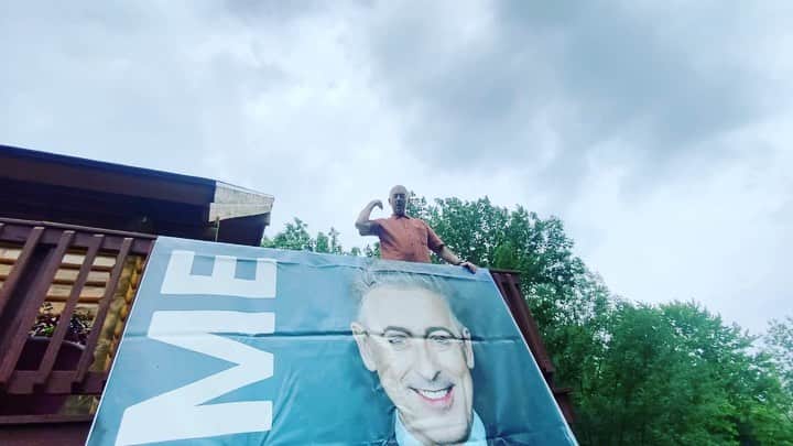 アラン・カミングのインスタグラム：「It’s Saturday Night On Broadway and I have a huge head!」