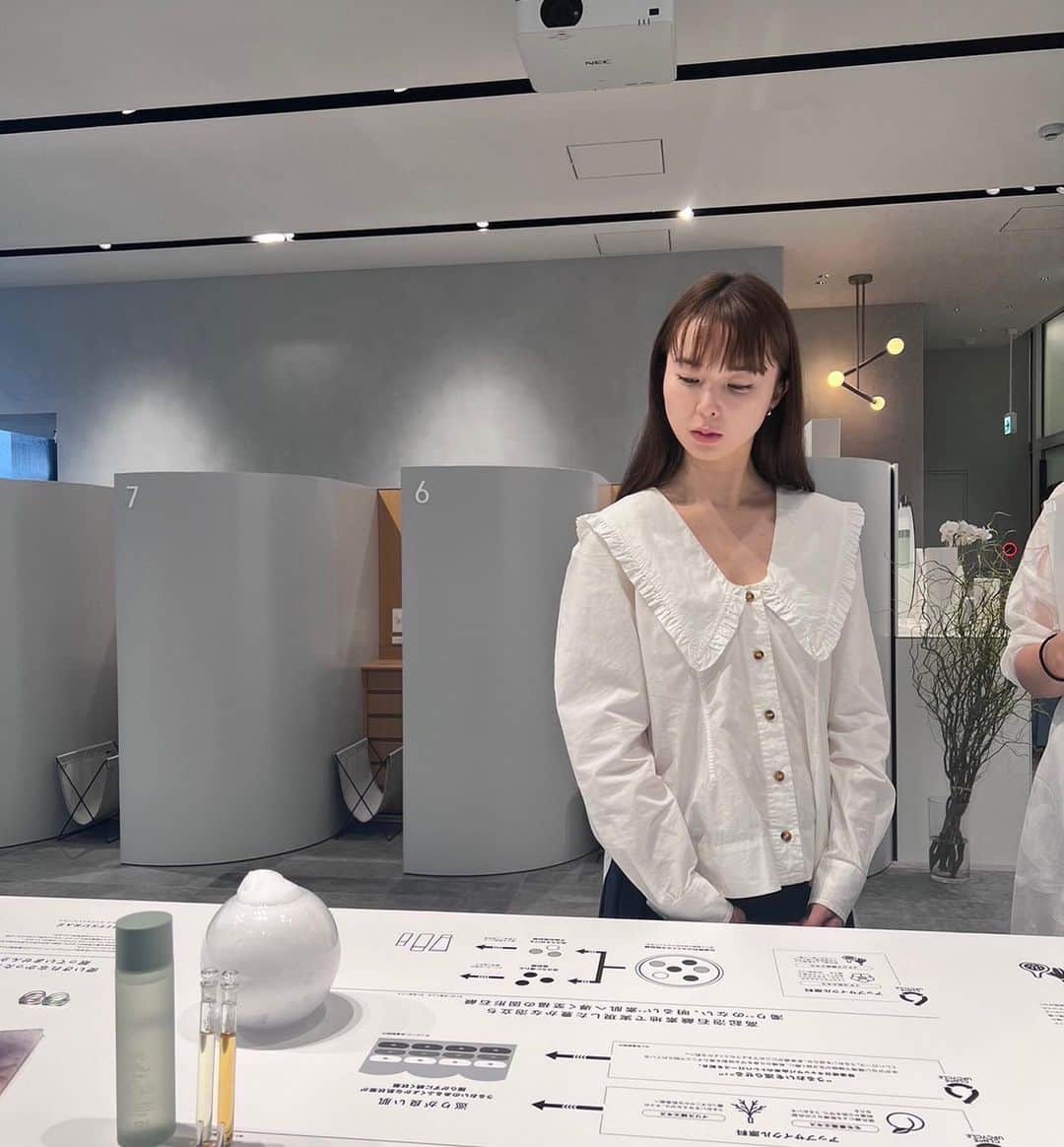 柊有紗さんのインスタグラム写真 - (柊有紗Instagram)「7月1日から発売される新クリーンビューティブランド「クリーンエンス」の展示会へ遊びに行ってきたよ！  肌科学を研究し続けたORBISが、クリーンとサイエンスを掛け合わせ 「環境にいいもの=肌に効果的なもの」となるスキンケアを開発したのだそうです。  普通は摘果（摘花）されたら不要なものとして捨てられちゃう植物や果実を肌に効果的な成分へと生まれ変わらせたアップサイクル原料が配合されているらしい。。サステナブルな取り組みですごいなと思ったし、商品を作る前のプロセスもしっかり教えてくれて夢中でお話聞いちゃった(*☻-☻*)  早速使用してみたけど、固形洗顔は泡立ち良すぎてびっくりした洗い上がりもサッパリしててこの夏使うのに良さそう♡ トリートメントトナーはサラッとしていて、いらない角質を優しく取り除いてくれるアイテムだよ！  #クリーンエンス #CLNCE #固形石鹸 #拭き取り化粧水 #clnce_pr」7月1日 22時30分 - alilisa_h