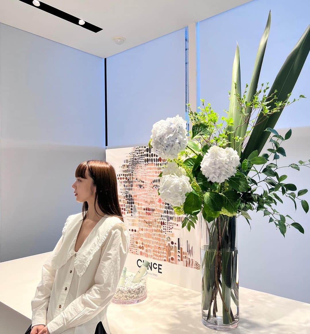 柊有紗さんのインスタグラム写真 - (柊有紗Instagram)「7月1日から発売される新クリーンビューティブランド「クリーンエンス」の展示会へ遊びに行ってきたよ！  肌科学を研究し続けたORBISが、クリーンとサイエンスを掛け合わせ 「環境にいいもの=肌に効果的なもの」となるスキンケアを開発したのだそうです。  普通は摘果（摘花）されたら不要なものとして捨てられちゃう植物や果実を肌に効果的な成分へと生まれ変わらせたアップサイクル原料が配合されているらしい。。サステナブルな取り組みですごいなと思ったし、商品を作る前のプロセスもしっかり教えてくれて夢中でお話聞いちゃった(*☻-☻*)  早速使用してみたけど、固形洗顔は泡立ち良すぎてびっくりした洗い上がりもサッパリしててこの夏使うのに良さそう♡ トリートメントトナーはサラッとしていて、いらない角質を優しく取り除いてくれるアイテムだよ！  #クリーンエンス #CLNCE #固形石鹸 #拭き取り化粧水 #clnce_pr」7月1日 22時30分 - alilisa_h
