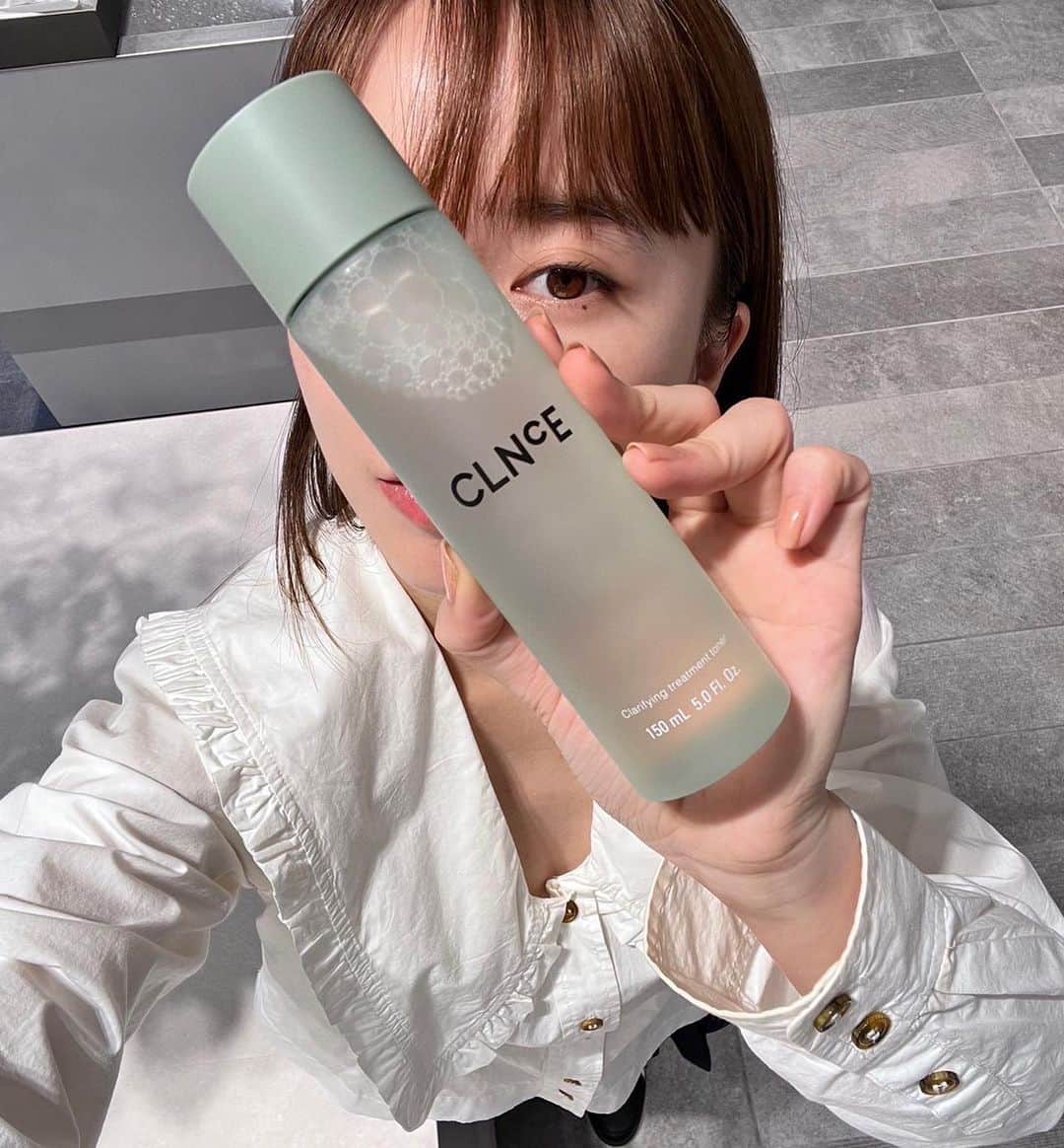 柊有紗さんのインスタグラム写真 - (柊有紗Instagram)「7月1日から発売される新クリーンビューティブランド「クリーンエンス」の展示会へ遊びに行ってきたよ！  肌科学を研究し続けたORBISが、クリーンとサイエンスを掛け合わせ 「環境にいいもの=肌に効果的なもの」となるスキンケアを開発したのだそうです。  普通は摘果（摘花）されたら不要なものとして捨てられちゃう植物や果実を肌に効果的な成分へと生まれ変わらせたアップサイクル原料が配合されているらしい。。サステナブルな取り組みですごいなと思ったし、商品を作る前のプロセスもしっかり教えてくれて夢中でお話聞いちゃった(*☻-☻*)  早速使用してみたけど、固形洗顔は泡立ち良すぎてびっくりした洗い上がりもサッパリしててこの夏使うのに良さそう♡ トリートメントトナーはサラッとしていて、いらない角質を優しく取り除いてくれるアイテムだよ！  #クリーンエンス #CLNCE #固形石鹸 #拭き取り化粧水 #clnce_pr」7月1日 22時30分 - alilisa_h